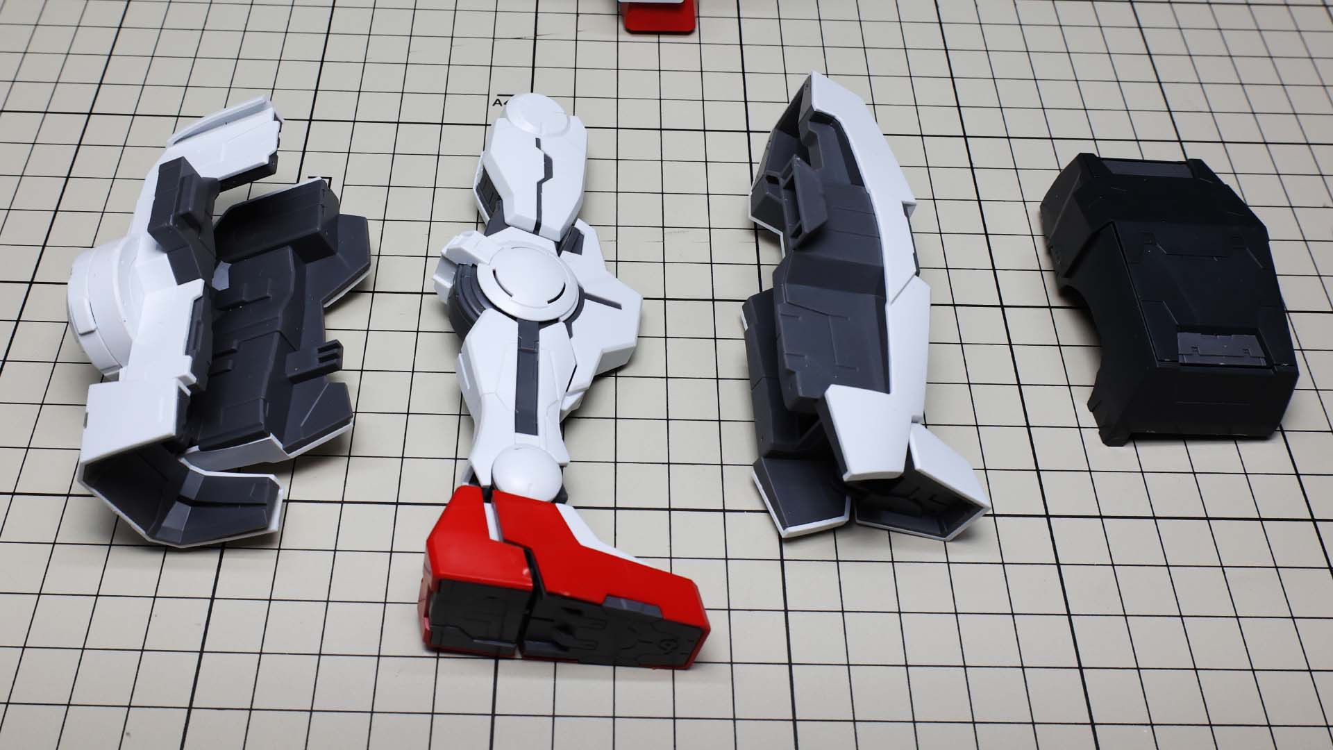 ナドレの脚部を前後から挟んでGNフィールド発生装置で固定します