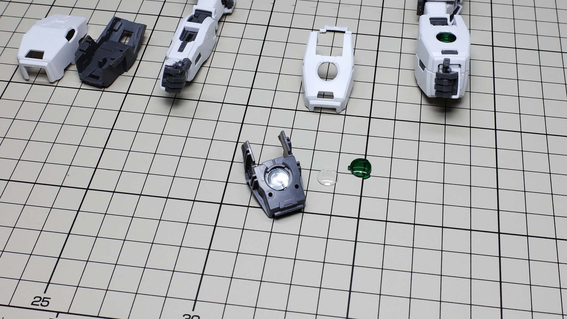 シールとクリアレンズ2枚でGNコンデンサーを作ります。ナドレと合わせて両腕で4つもあることになります