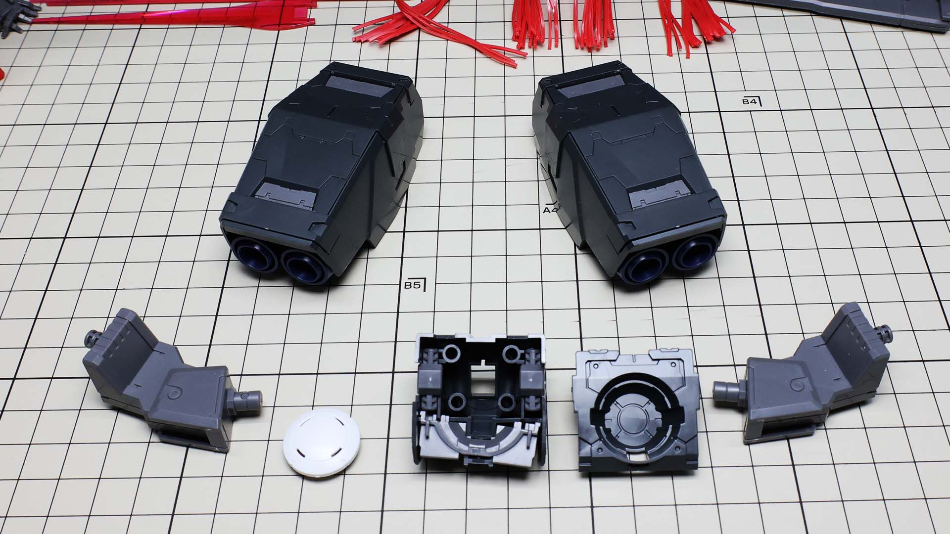 背部のGNキャノン接続アームは貼り合わせなので特に難しくはありません