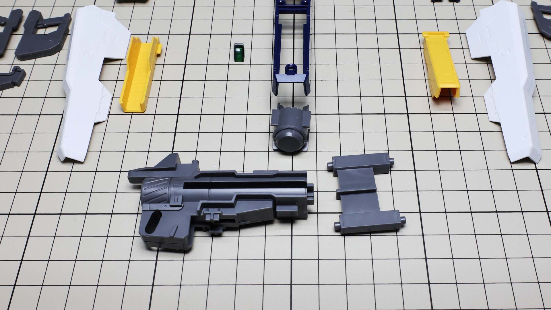 砲身本体にグリップ基部を組み付けます