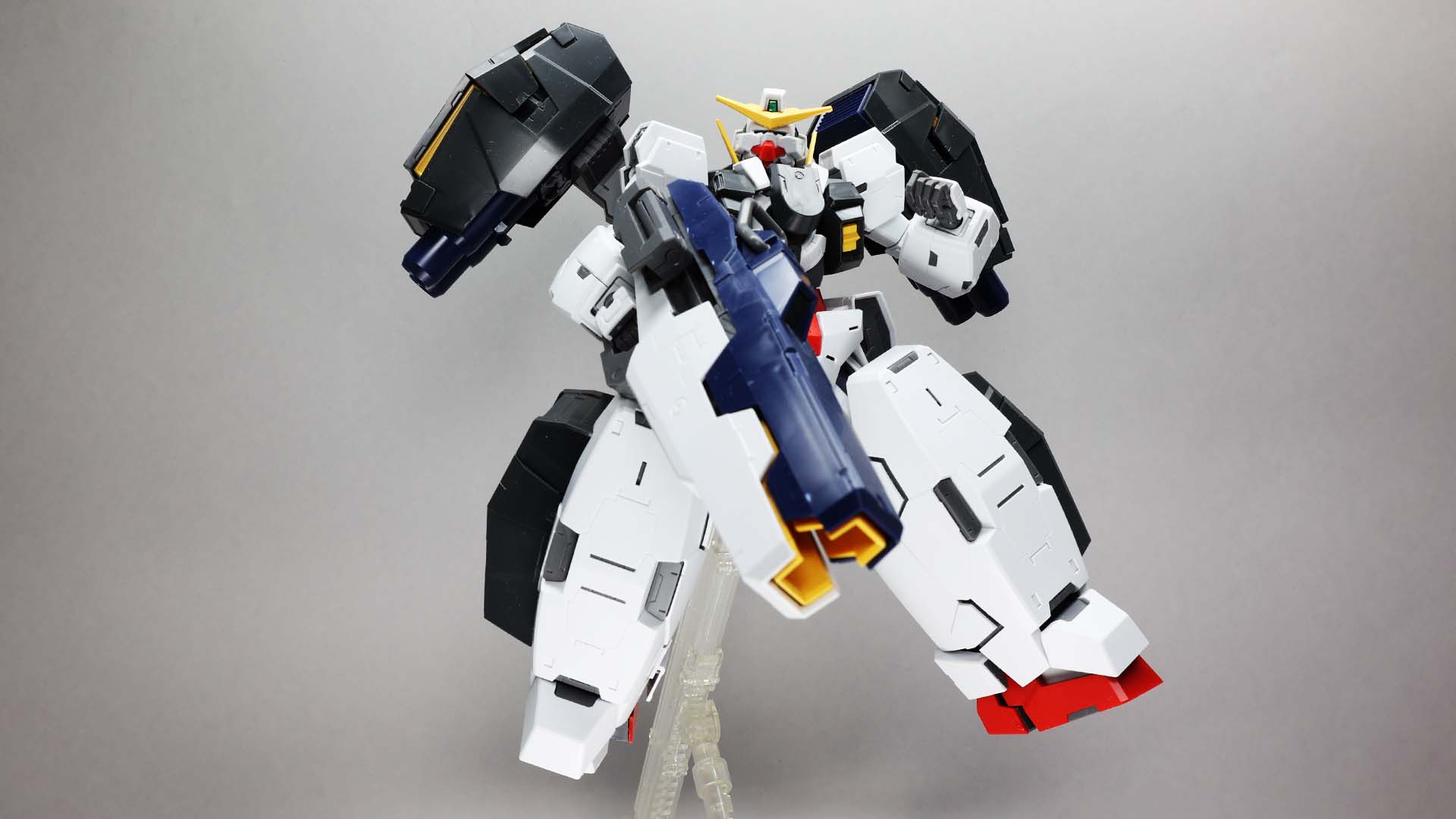 GNバズーカを持たせてスタンドに乗せても保持しています