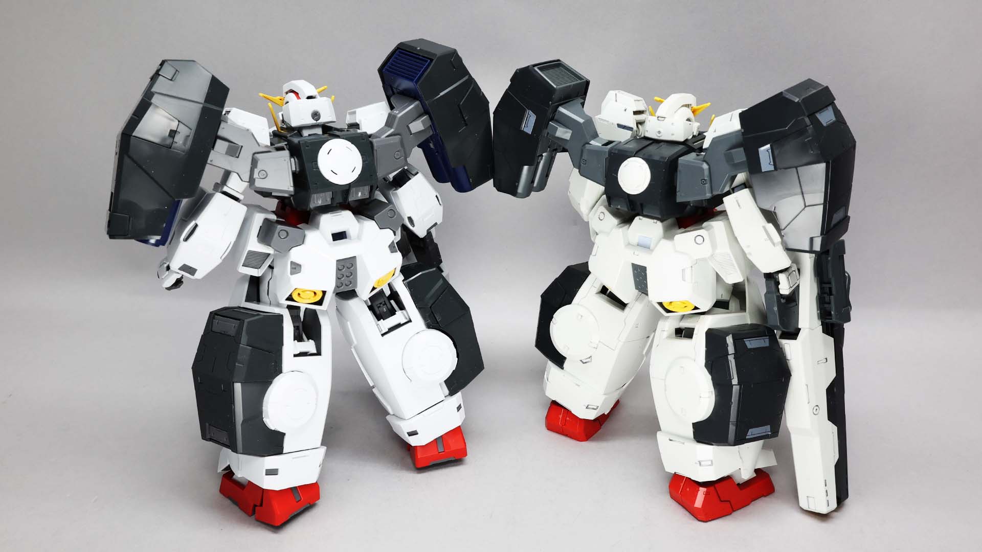 MG版は各部ディテールがさらに煮詰まってよりカラフルに、GNフィールド発生装置の大きさが違うことがわかります