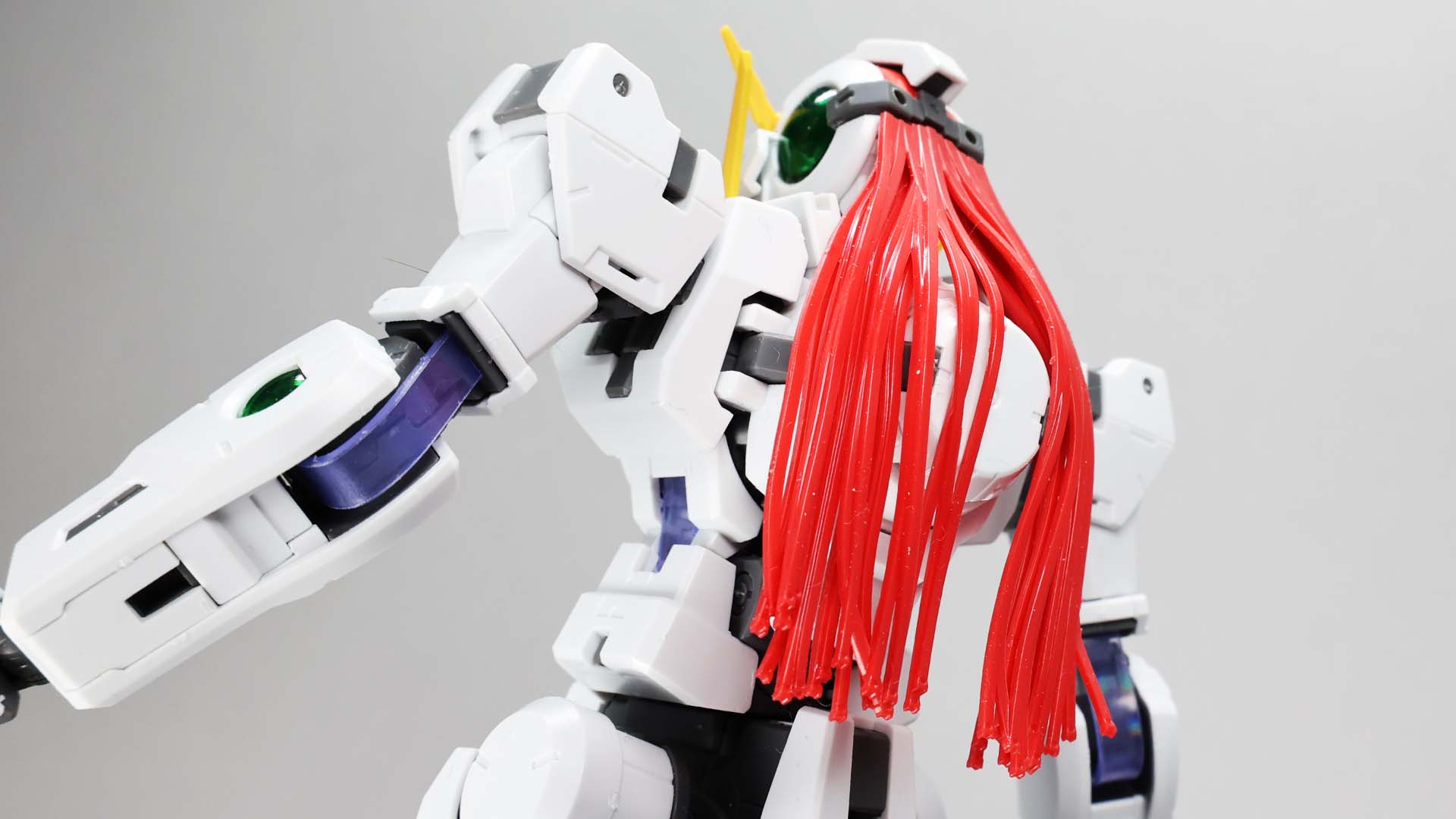 各装甲をつないでいたGNケーブルが露出