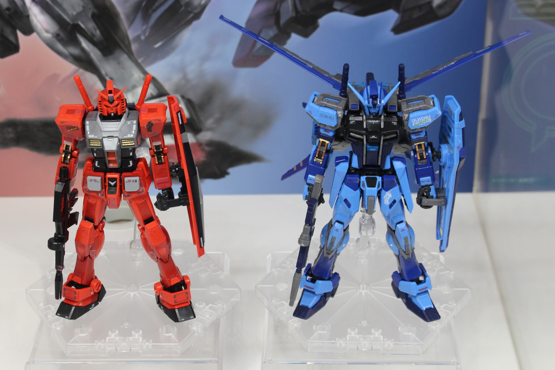 「RG 1/144 RX-78-2 ガンダム & エールストライクガンダム セット [ガンダムワールドコントラストカラー]」。価格は5,720円（税込）。2体セットで、「「ガンダムワールド CONTRAST」限定アイテムとなる