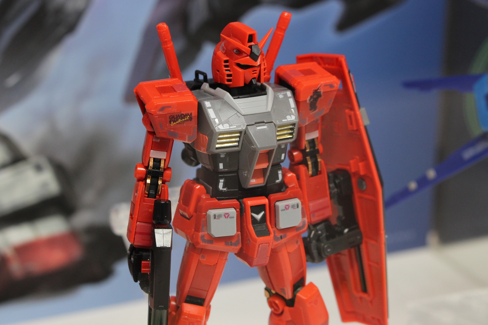 ガンダムのトリコロールの配色を赤系の色で配色。1/144スケールながら、緻密なディテールが魅力