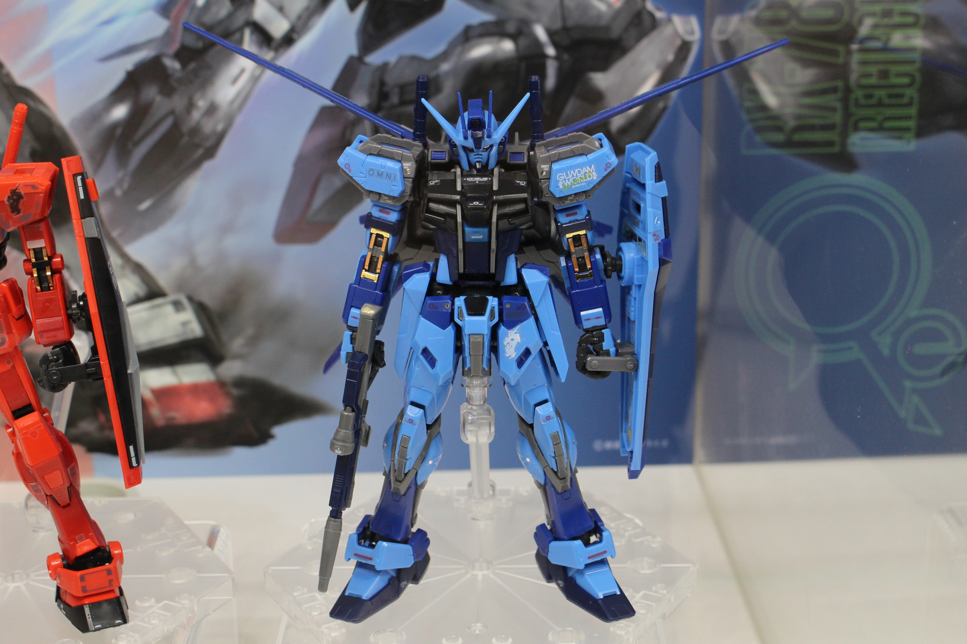 エールストライクガンダムはクールな青のカラーリング。オリジナルのキットと同じく、背中のエールストライカーは着脱可能だ