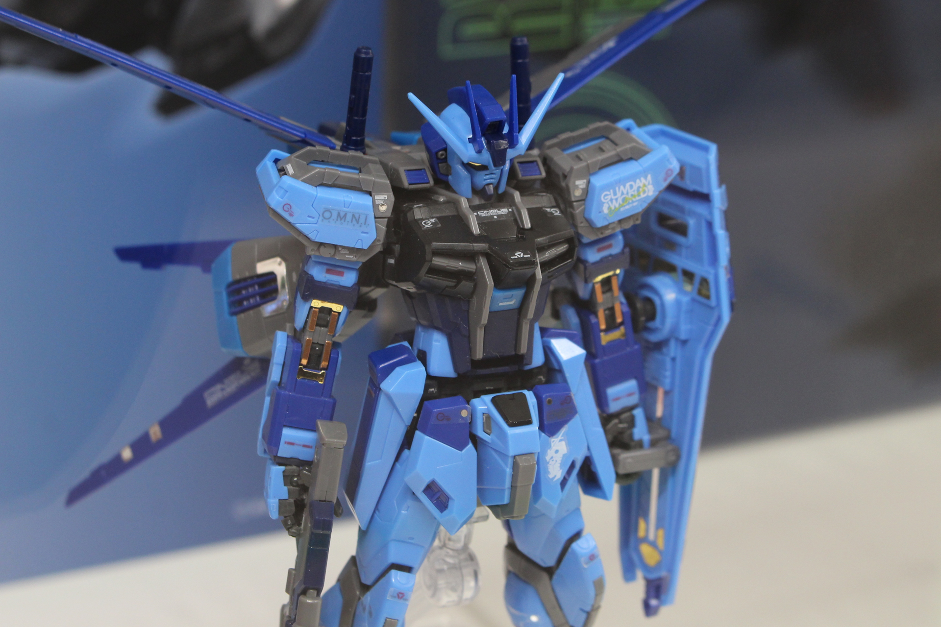 RGシリーズならではのシールによるメタリックな差し色もいい味となっている