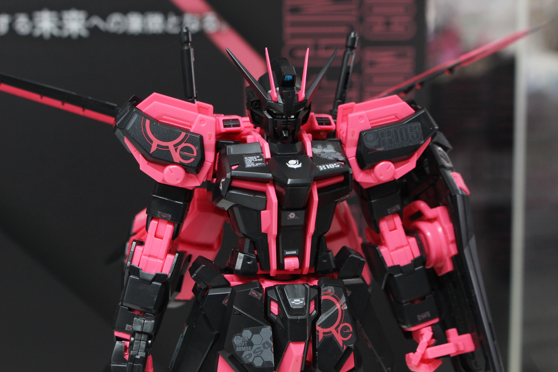 あまり見られないピンク系の配色がインパクト大。肩や腰シールドなどに「エコプラリサーキュレーション」のマークが入る