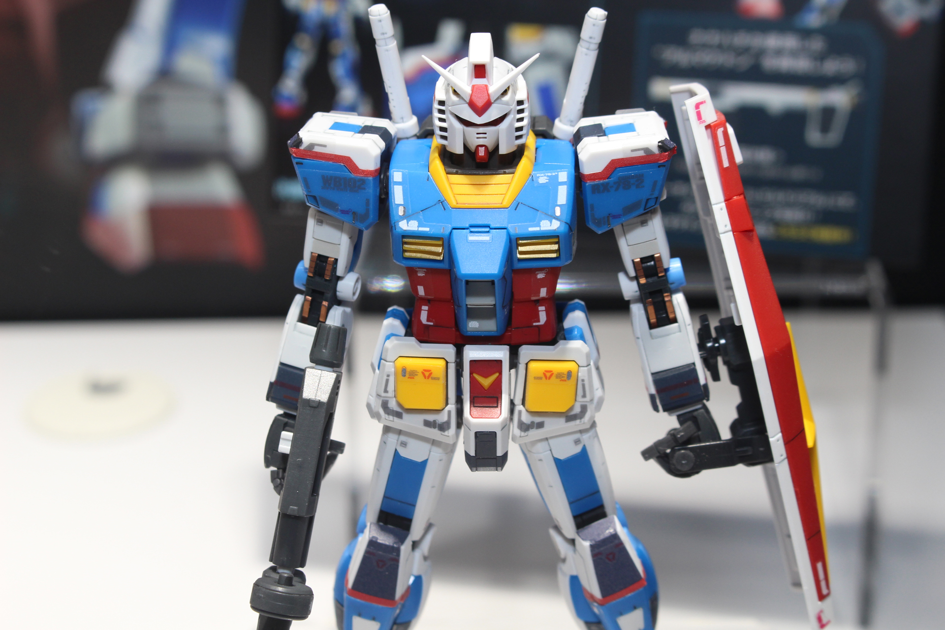 ガンプラスキー粒子を付着させた精悍なブルーが印象的なガンダムだ。通称は「ナナハチ」