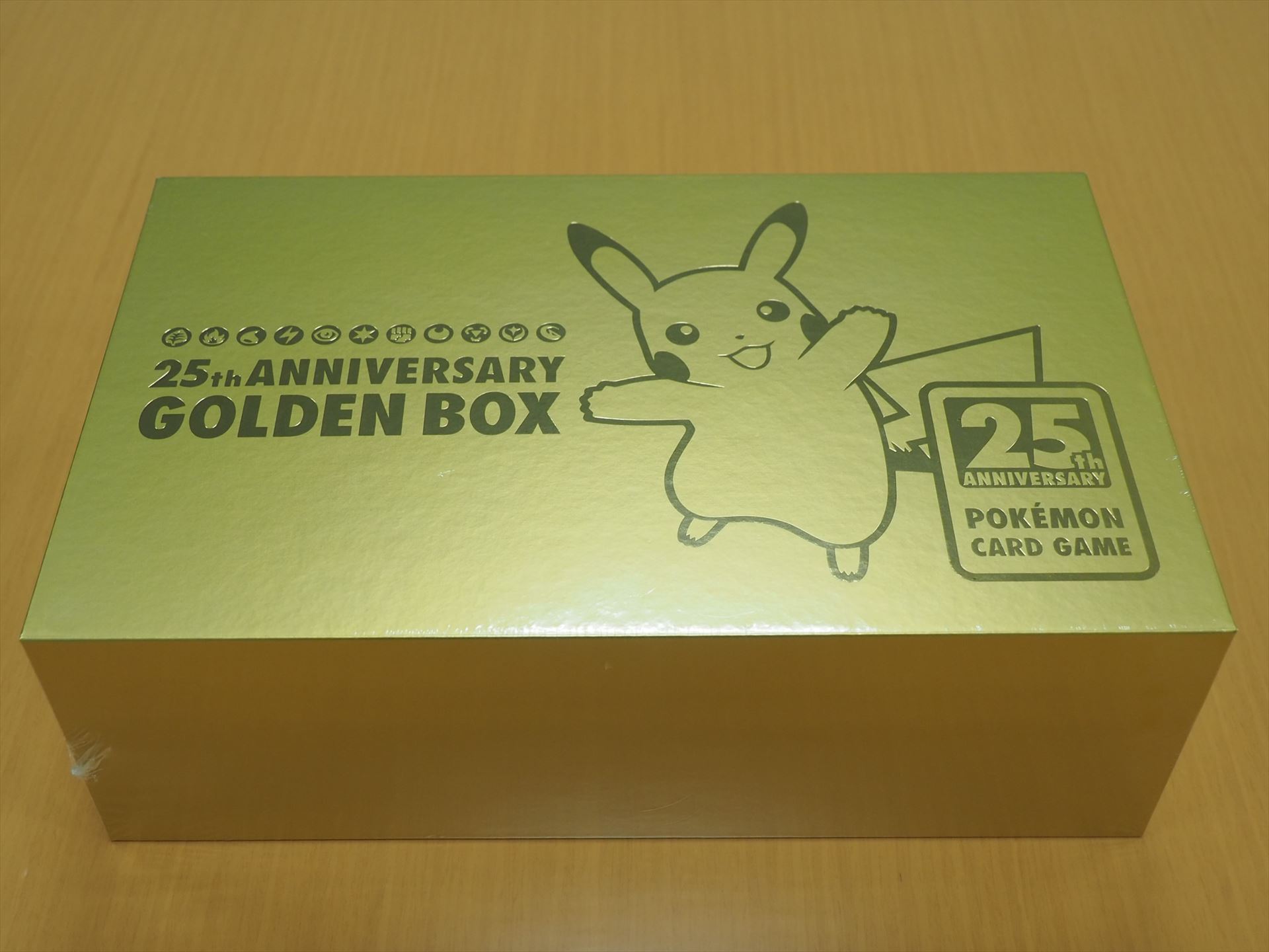 「25th ANNIVERSARY GOLDEN BOX」の外観。シュリンク付きの未開封品だ。その名の通り金色に輝いている