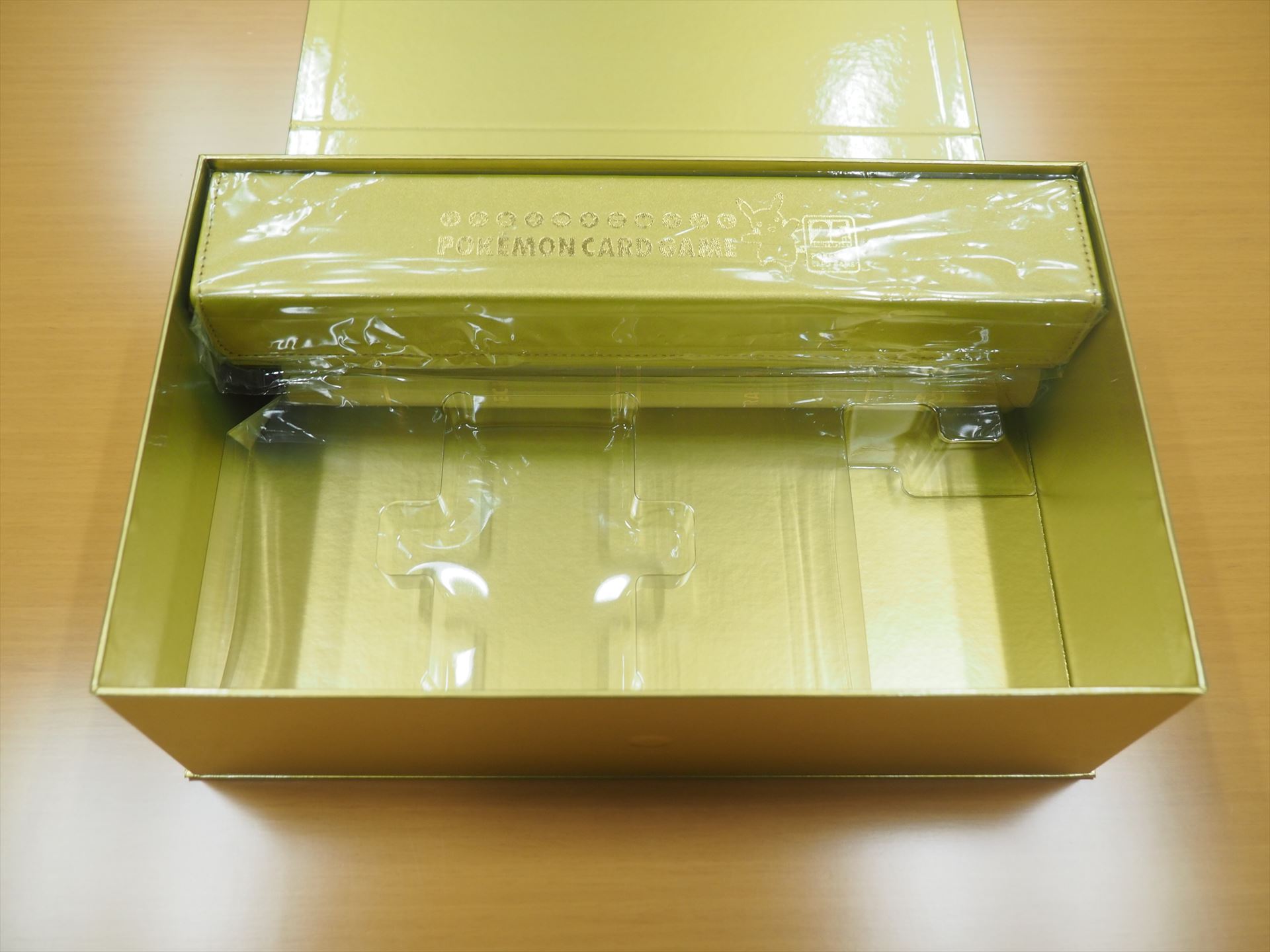 右側に収納されていた合皮製デッキケースを取り出したところ