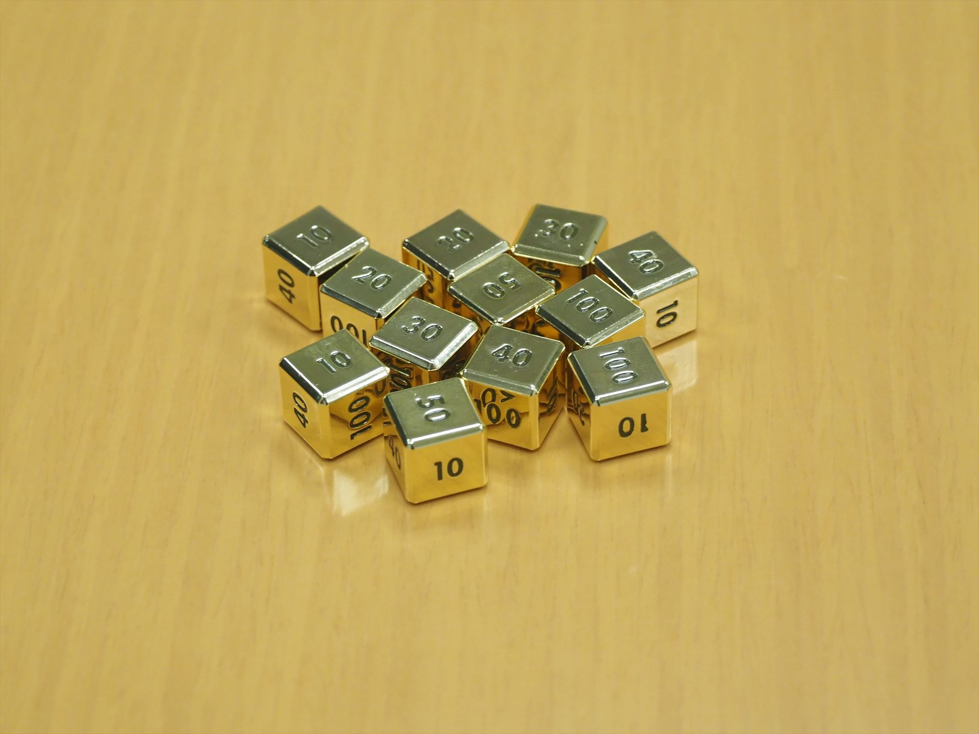金属製ダメカンサイコロ。全部で12個入っている