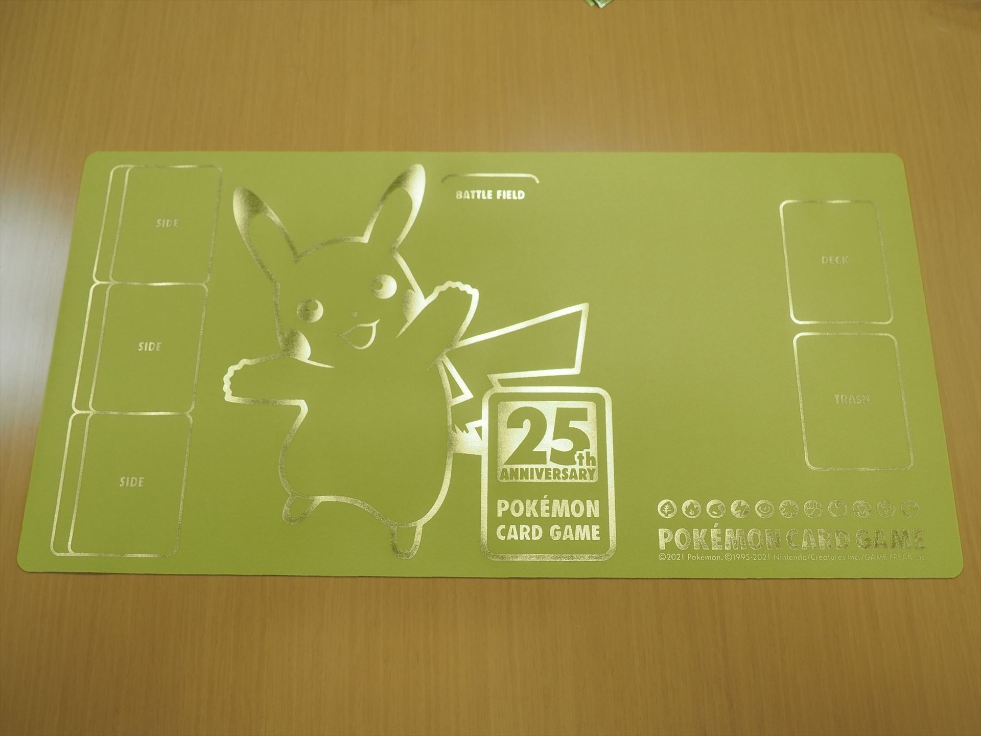 箔押しラバープレイマット。サイドやデッキを置く場所やトラッシュの場所なども明示されているので分かりやすい