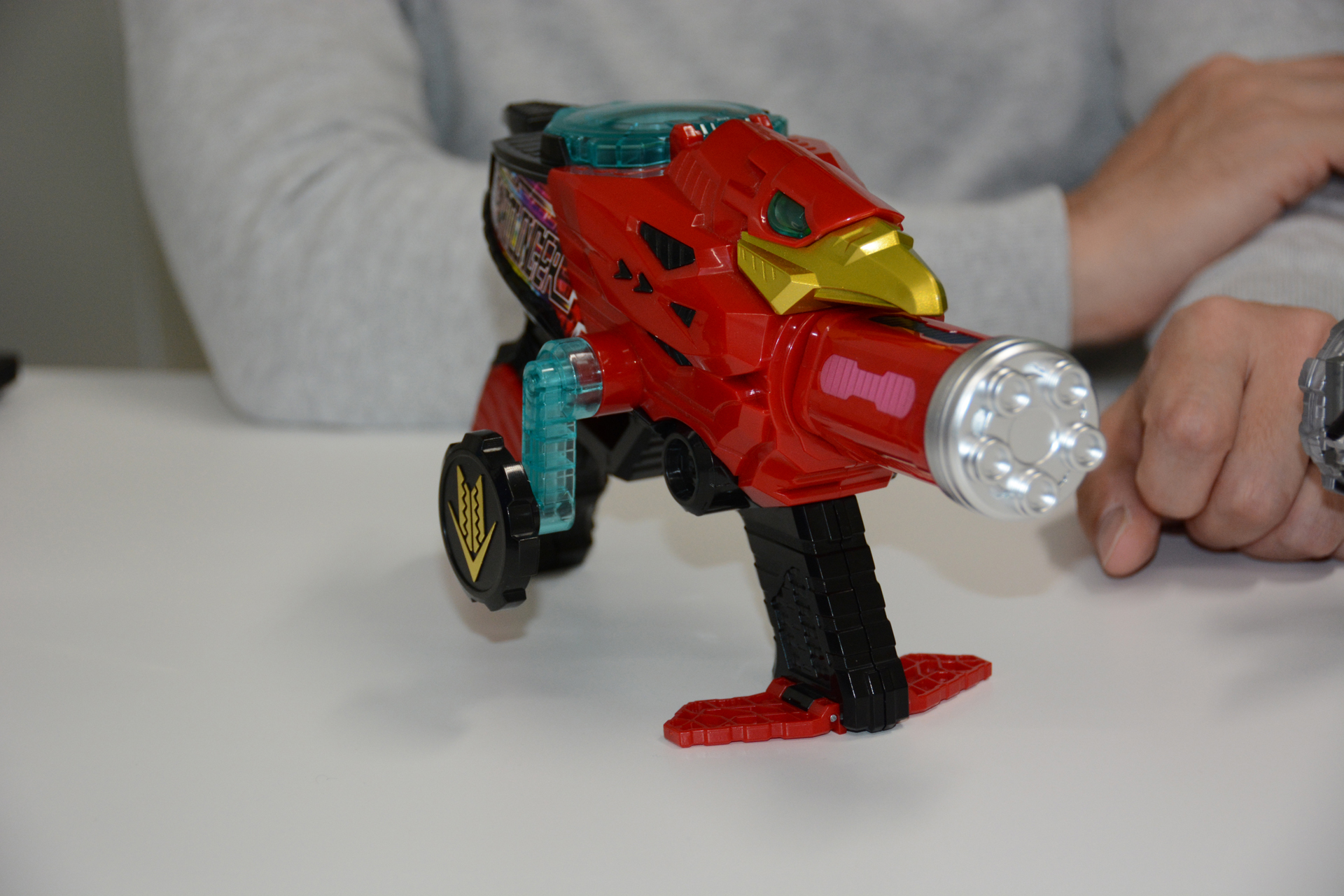 ヒーロー玩具としてのカッコ良さの中に、銃としてのリアルさも感じさせるデザイン