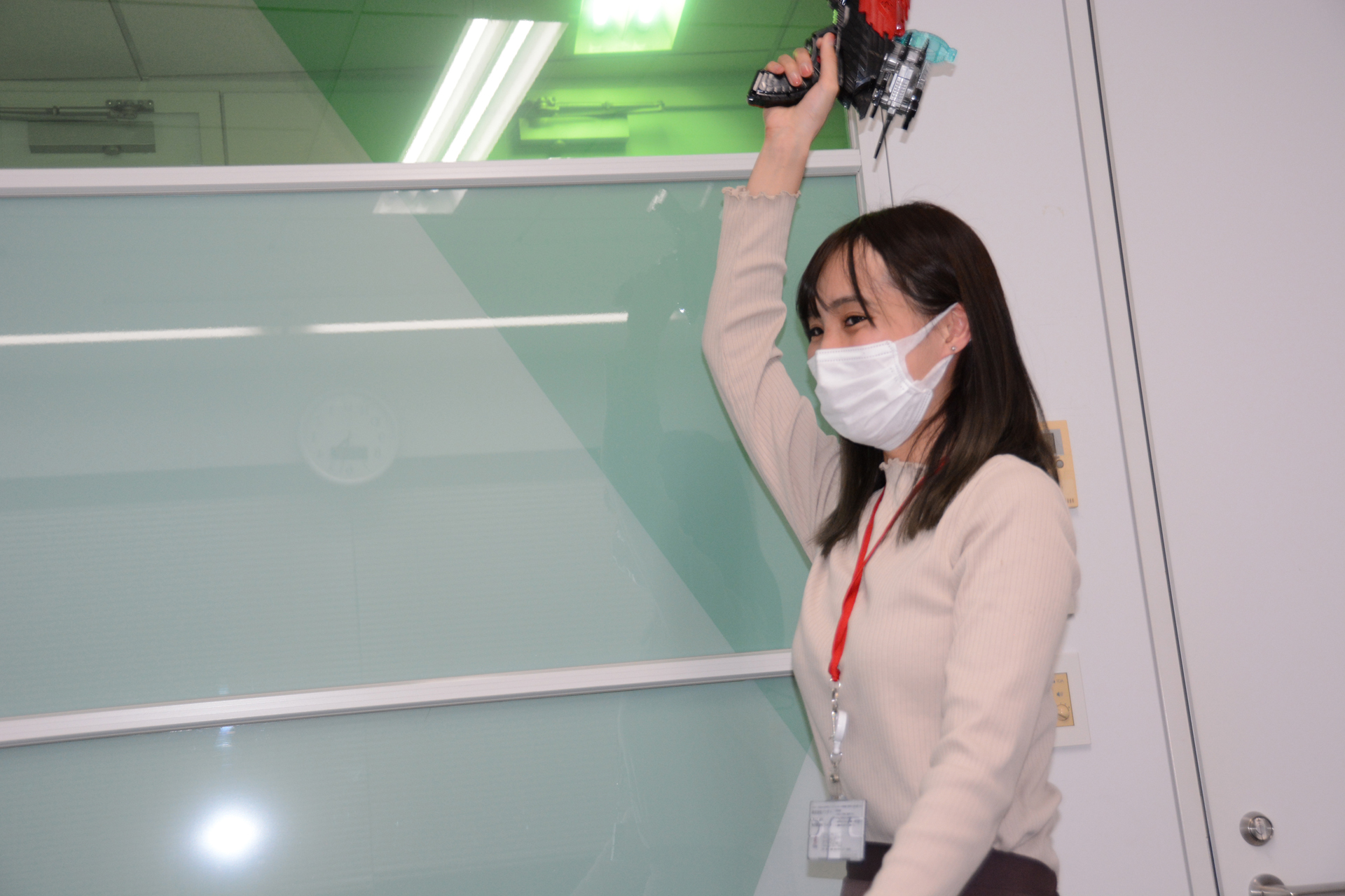 「このように振り下ろしても、取り付けたゼンカイジュウギアは外れません。安全に遊べるように配慮をしています」。実演する飯島氏