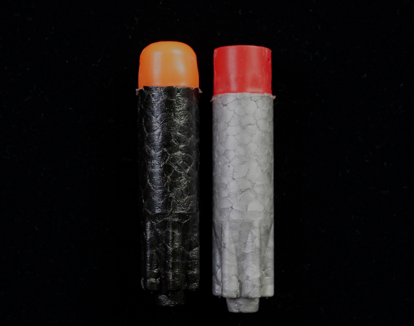 通常のULTRAダーツ（左）とULTRA用のアキュストライクダーツ（右）