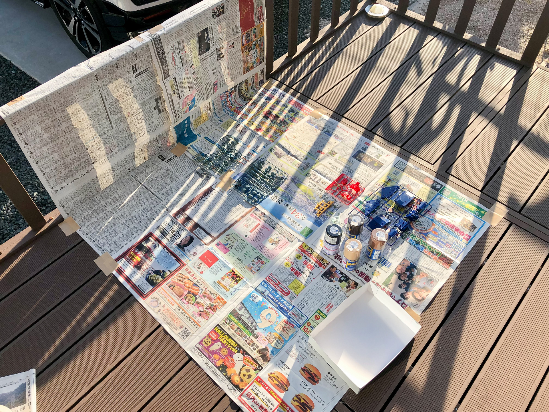 屋外での塗装環境。風通しのいい場所であれば塗装ブースがなくても塗装可能です。