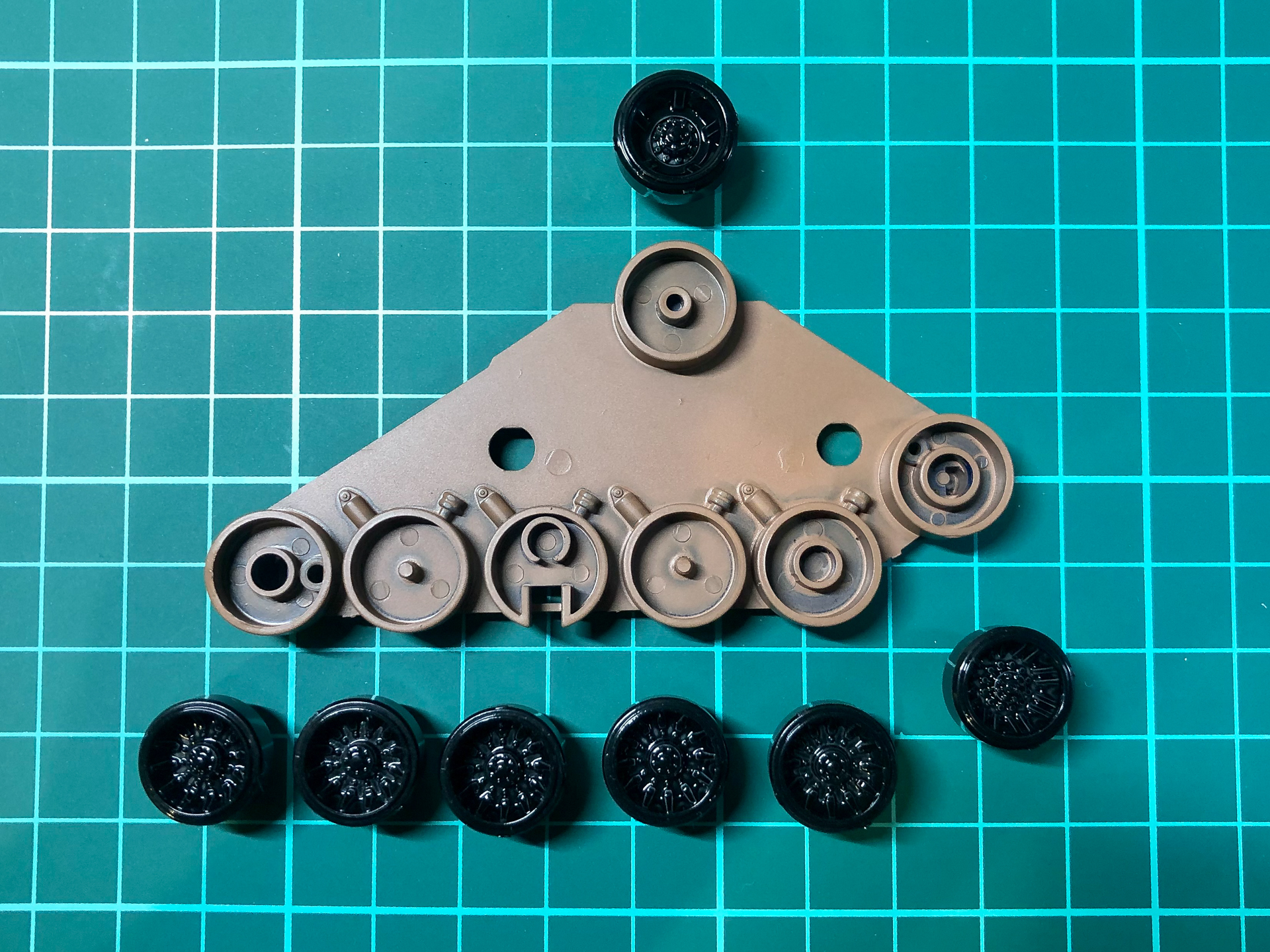 切り出した車輪部のパーツ。左右各7個の車輪を切り出します。