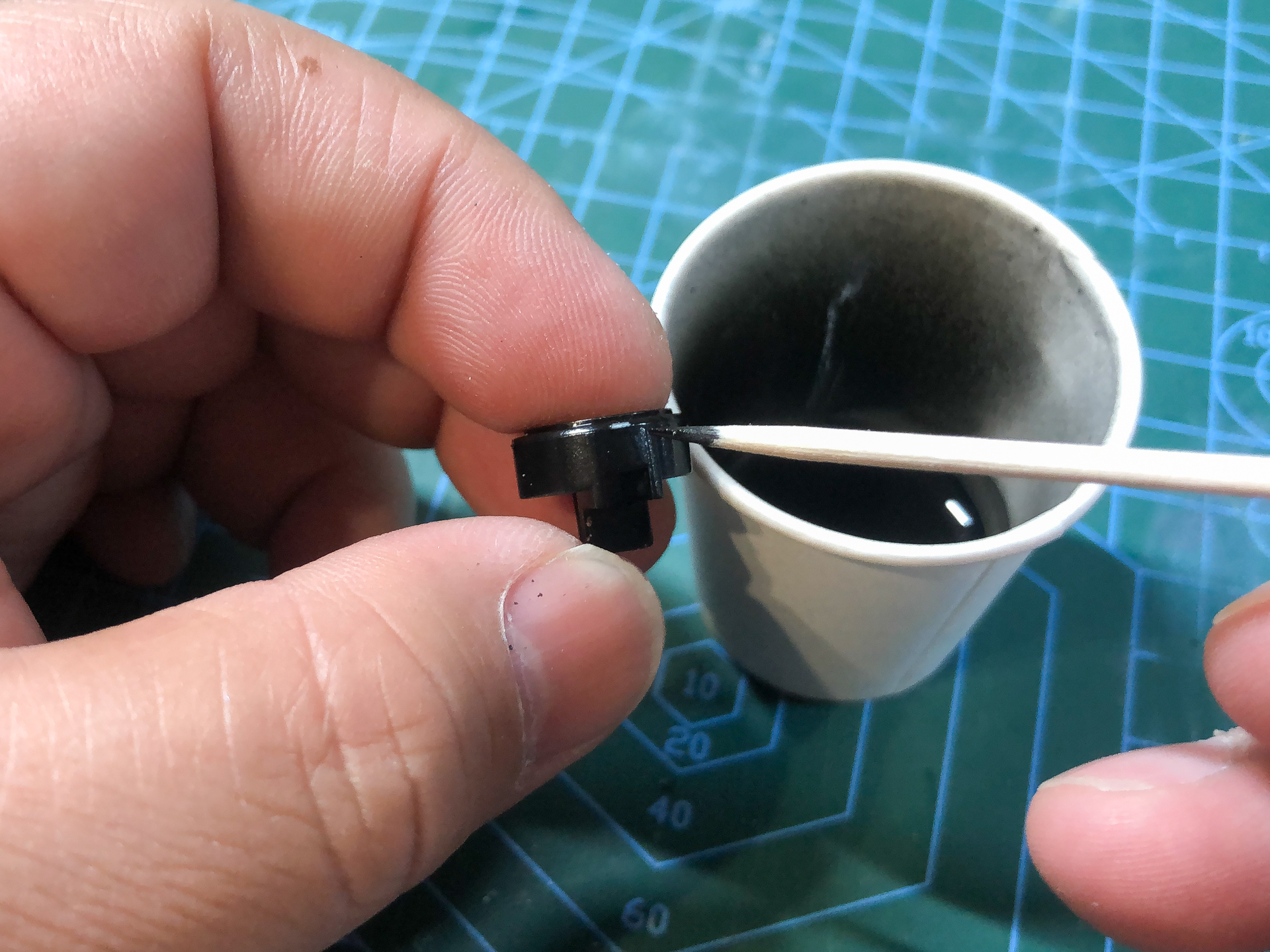 爪楊枝にてゲートカット跡をタッチアップしていきます。爪楊枝は筆の代わりに使用することもできて大変便利です。