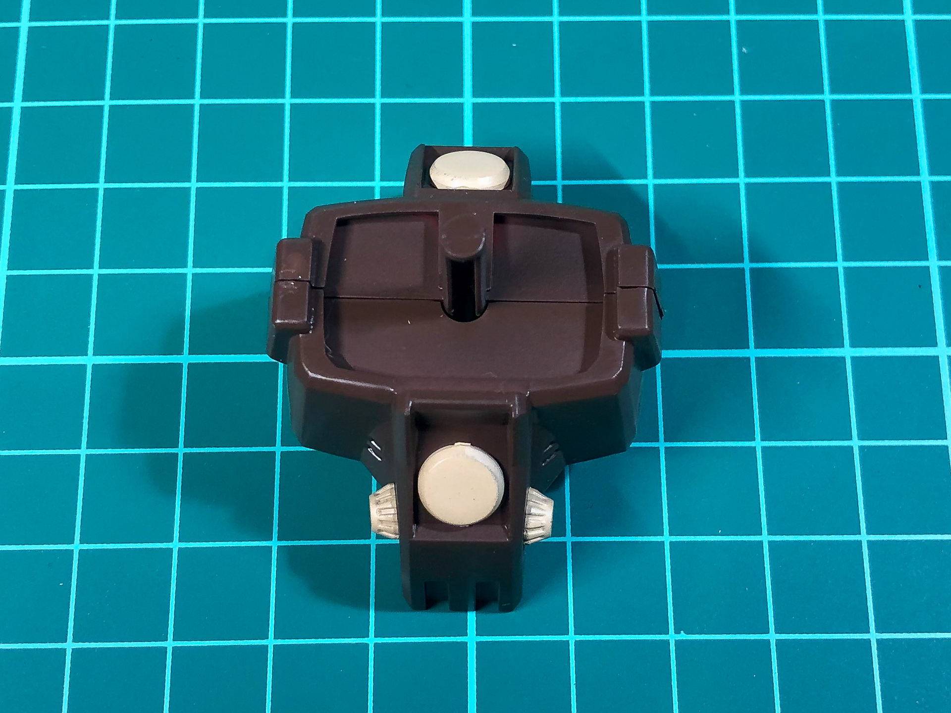 組み立てを行なった腰部パーツ。ガンタンクは脚部がキャタピラなのでスカートは一体の形状となっています。