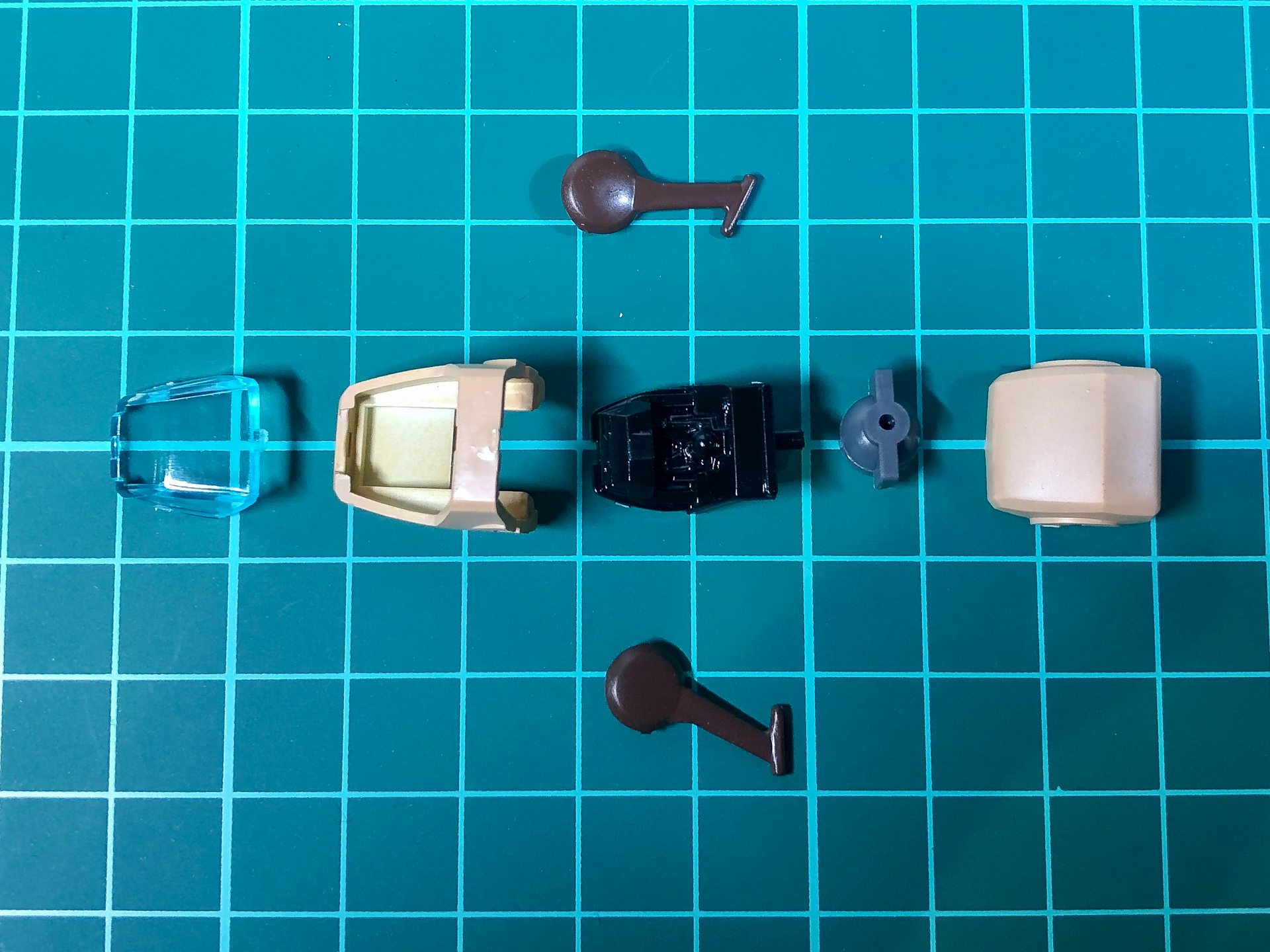 切り出した頭部パーツ。全7パーツにて構成されています。