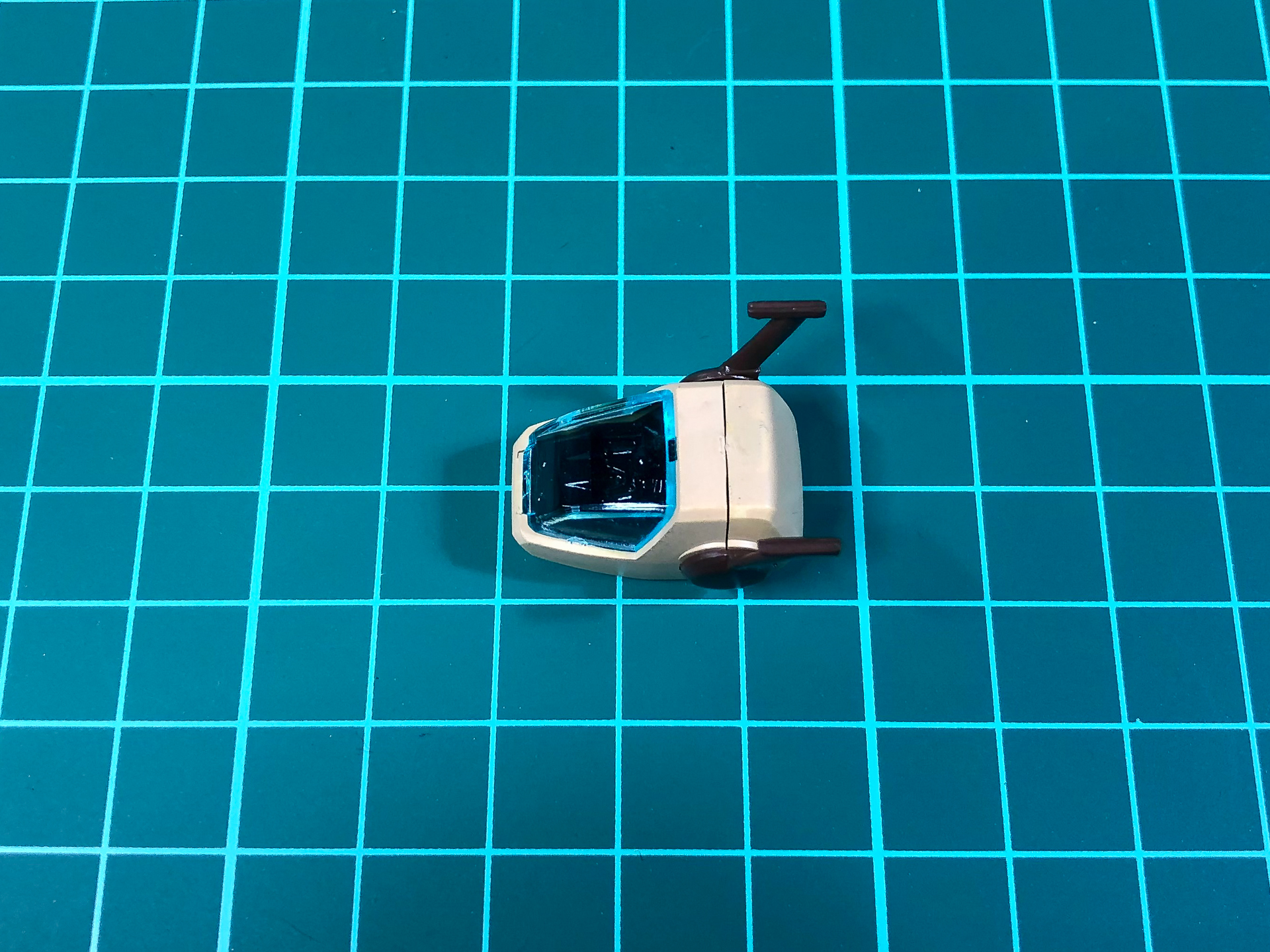 組み立てた頭部パーツ。パイロットのパーツは内部に挟み込みとなるため、頭部の合わせ目消しを行なう場合は後ハメ加工が必要となる構造となっています。