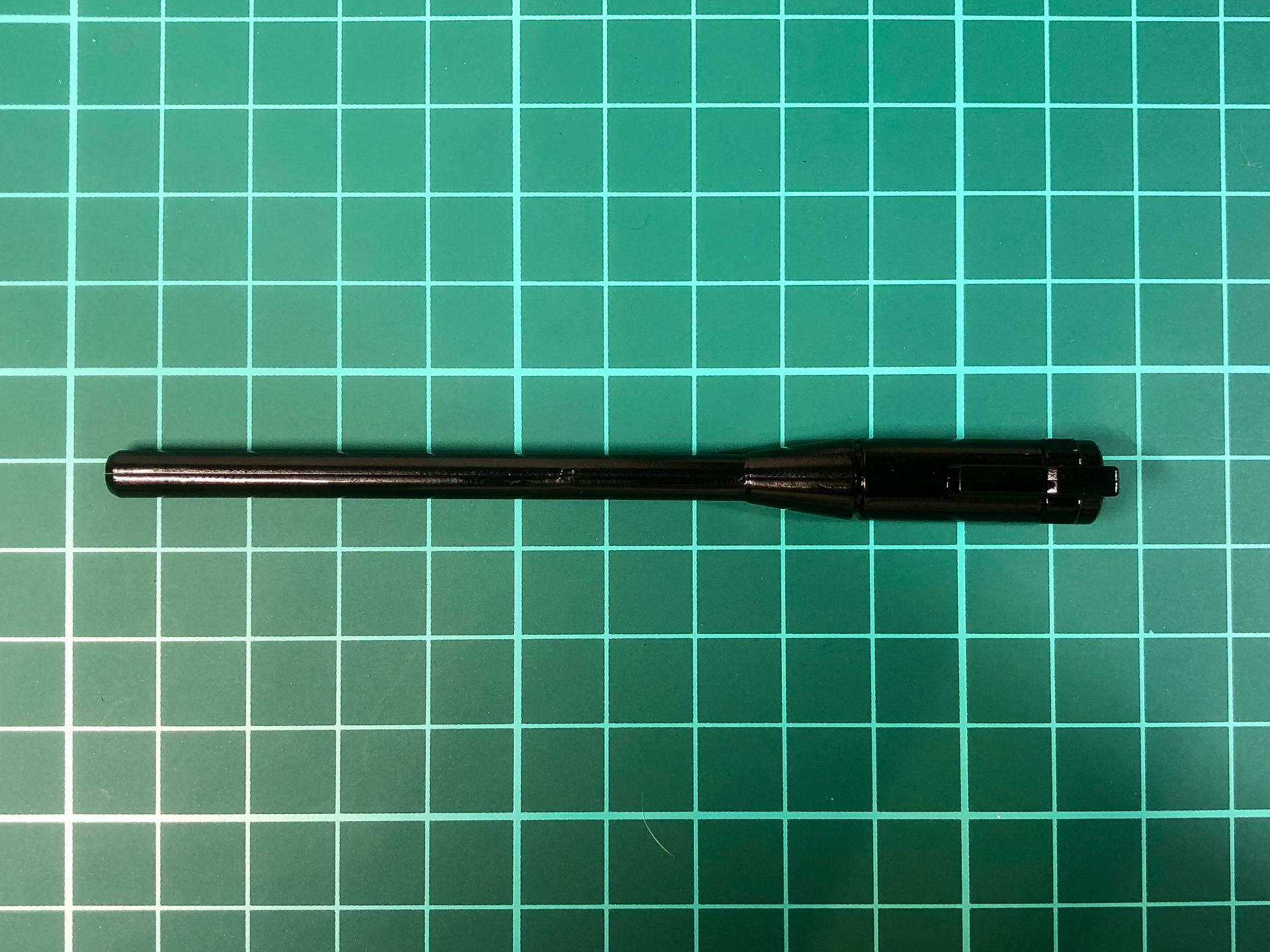 組み立てを行なった主砲。中央に分割線が入ってしまいます。