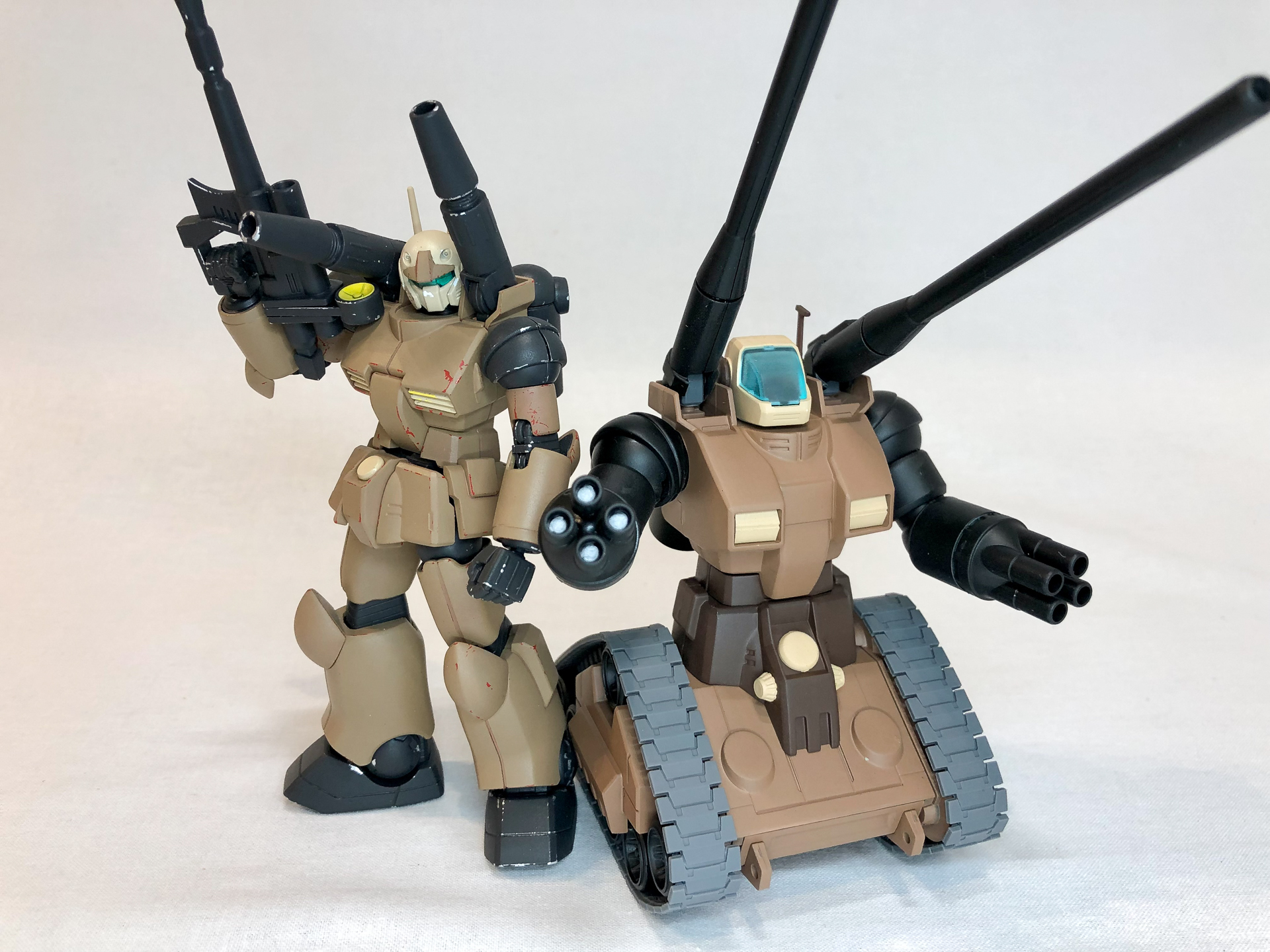 せっかくなので、以前作例で紹介したサンドカラーのガンキャノンと並べてみました。ウェザリング塗装によるディテールの差はありますが統一感があって良いですね。
