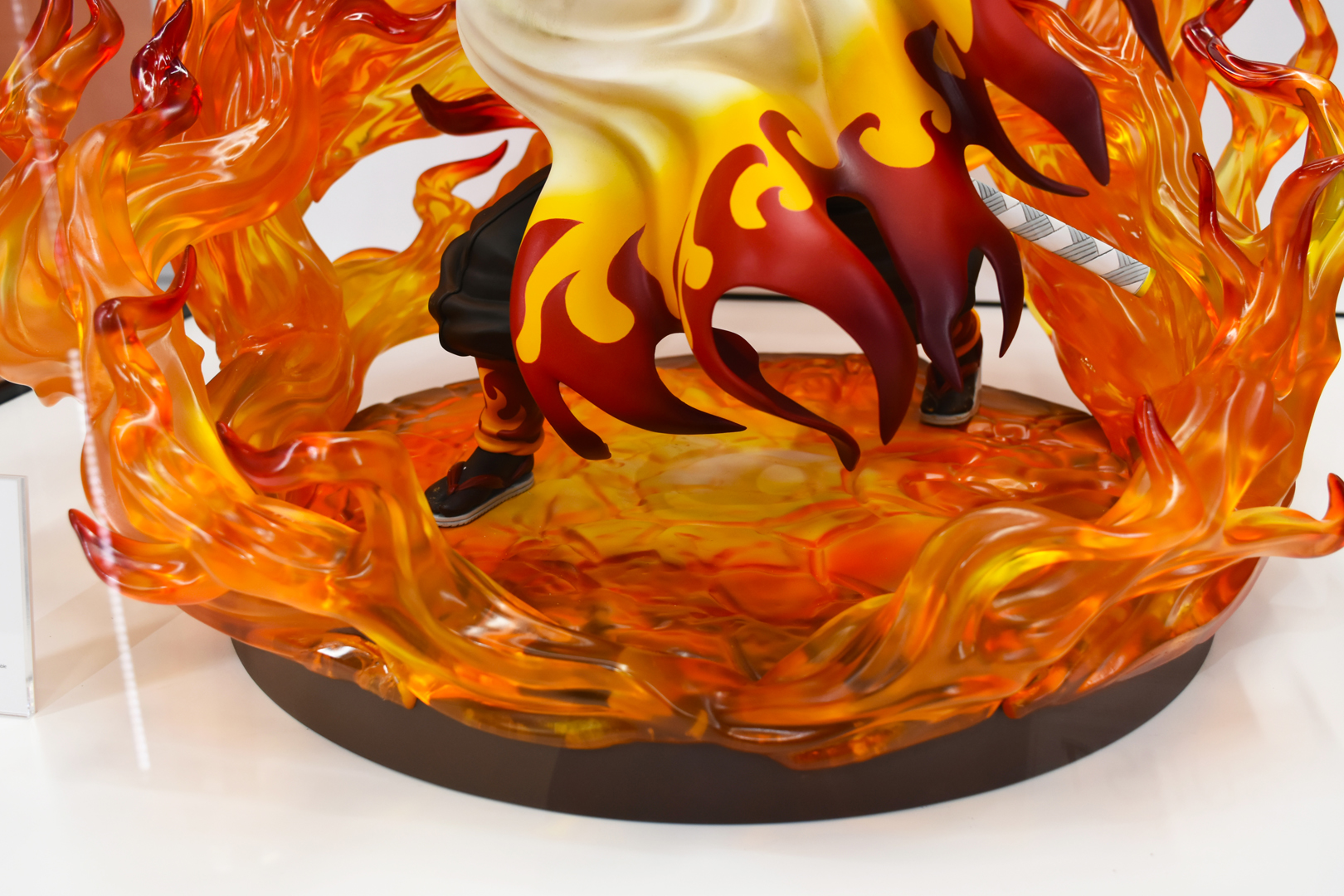 炎のエフェクトは台座にもなっている