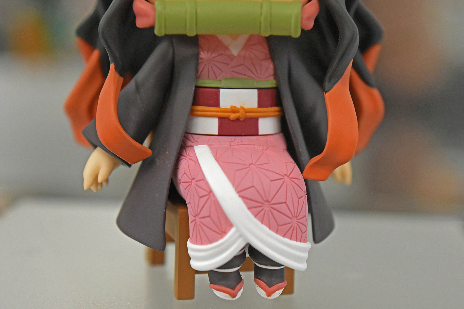 模様はスジ彫りしているという細かさ