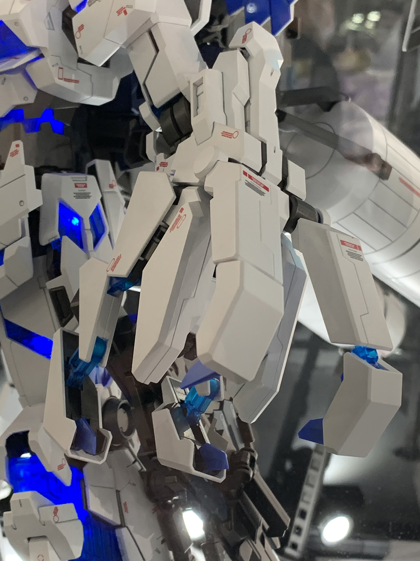 ビーム・ジャベリンはユニコーン・ガンダム本体を凌ぐ約600mmの大きさで、展開されたエフェクトもクリアブルーで鮮やか