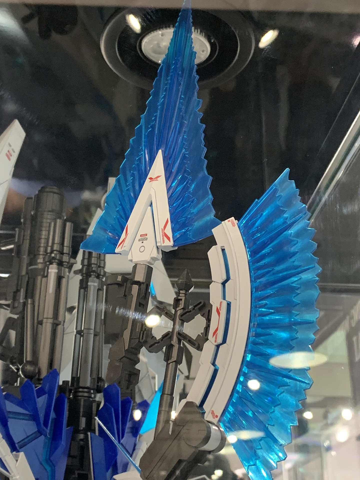 ビーム・ジャベリンはユニコーン・ガンダム本体を凌ぐ約600mmの大きさで、展開されたエフェクトもクリアブルーで鮮やか