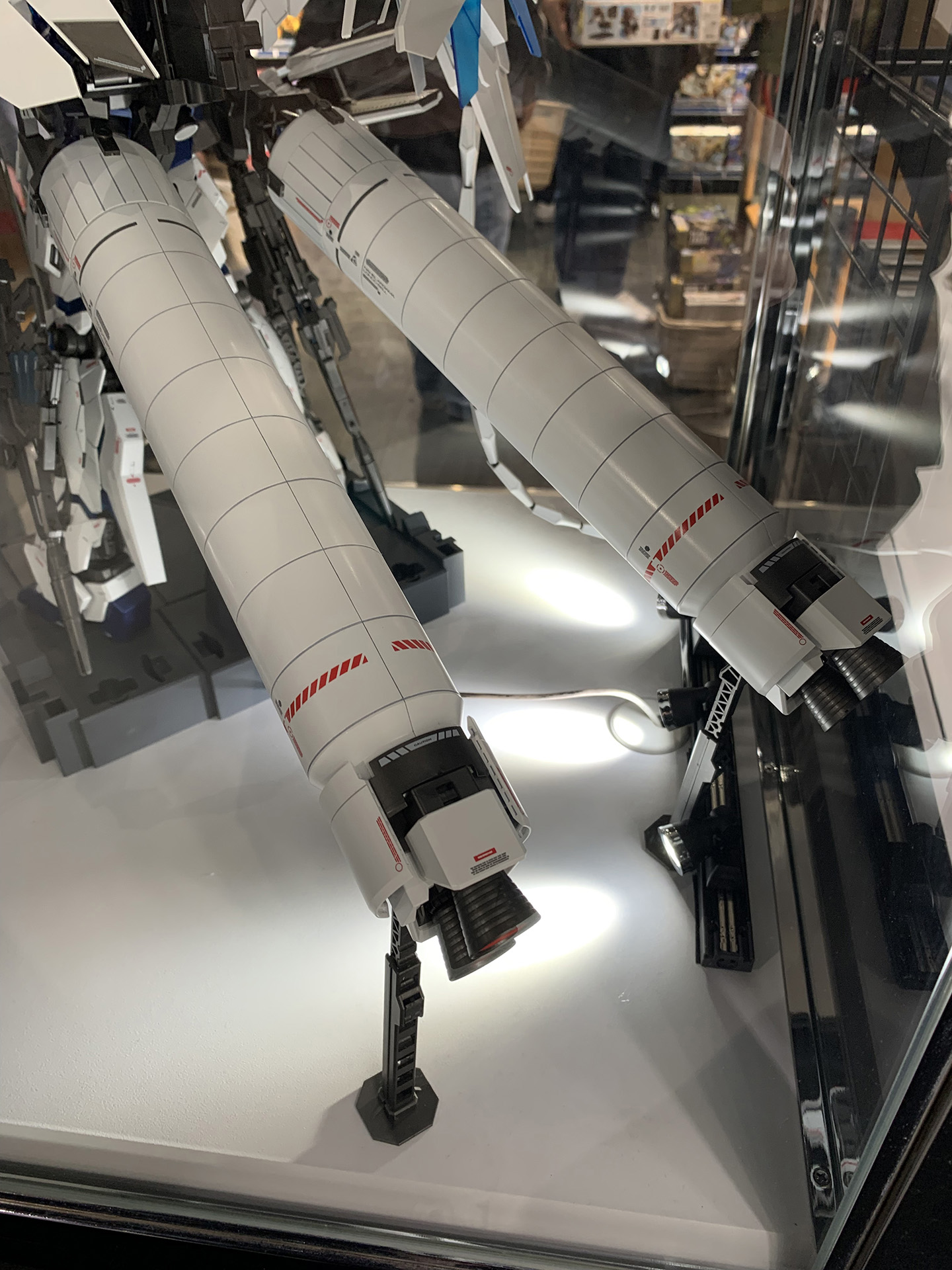 大型ブースターは存在感抜群の巨大感となっている