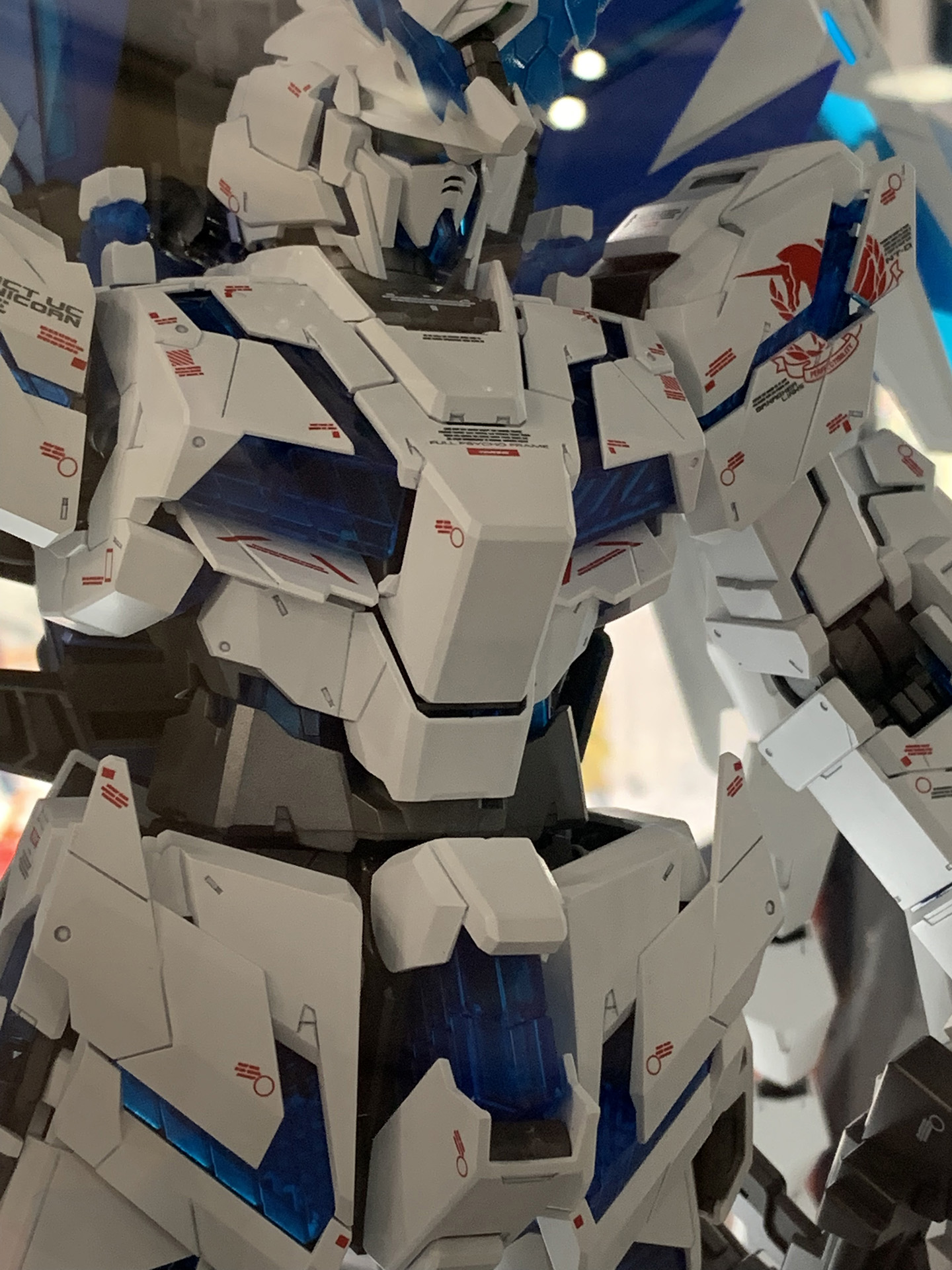 白の装甲に赤のマーキングが存在感を発揮し、パーフェクトグレードの濃密ディテールをさらに強調している