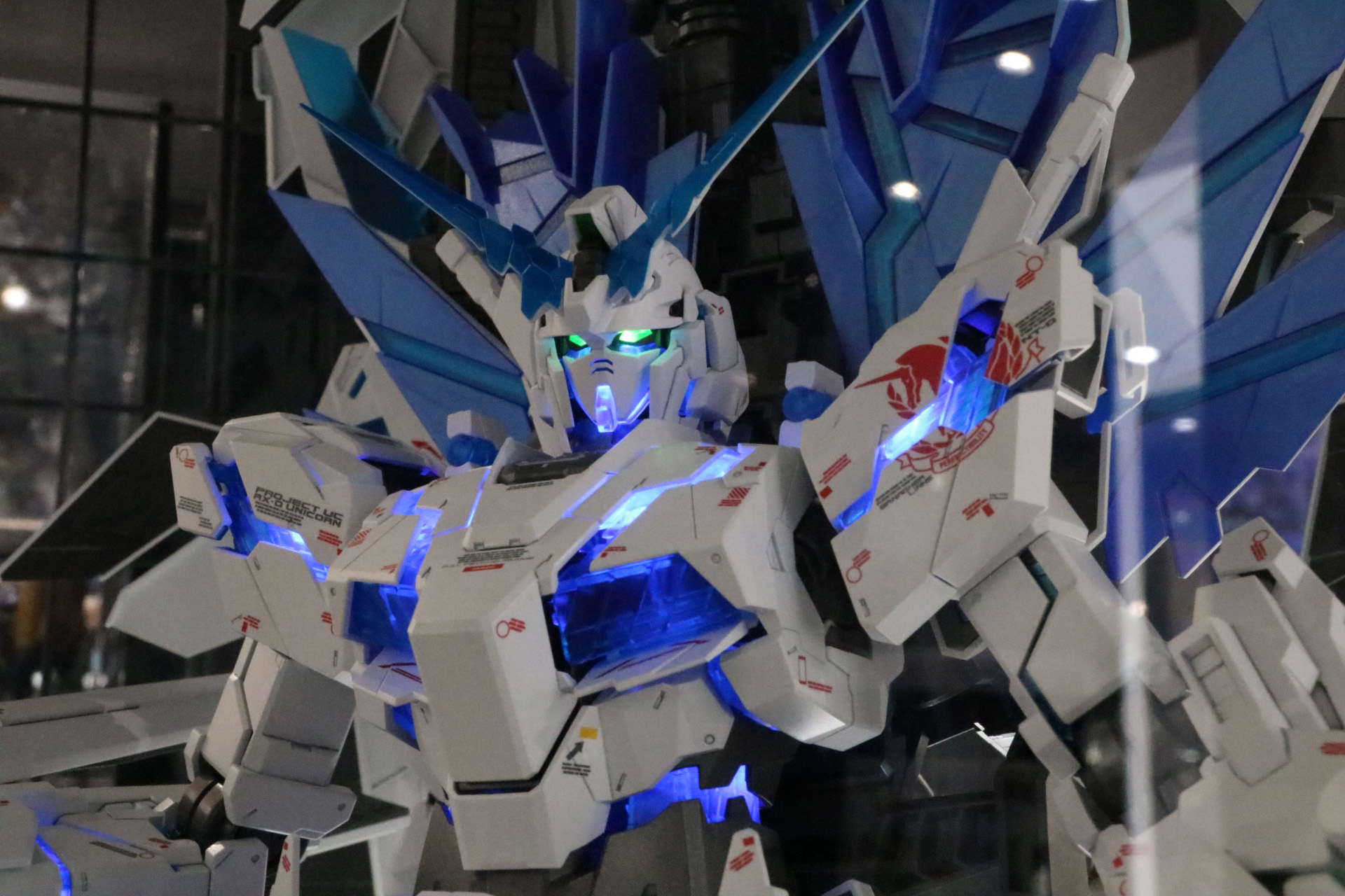 頭部は緑で発光し、目元もよりハッキリと見える