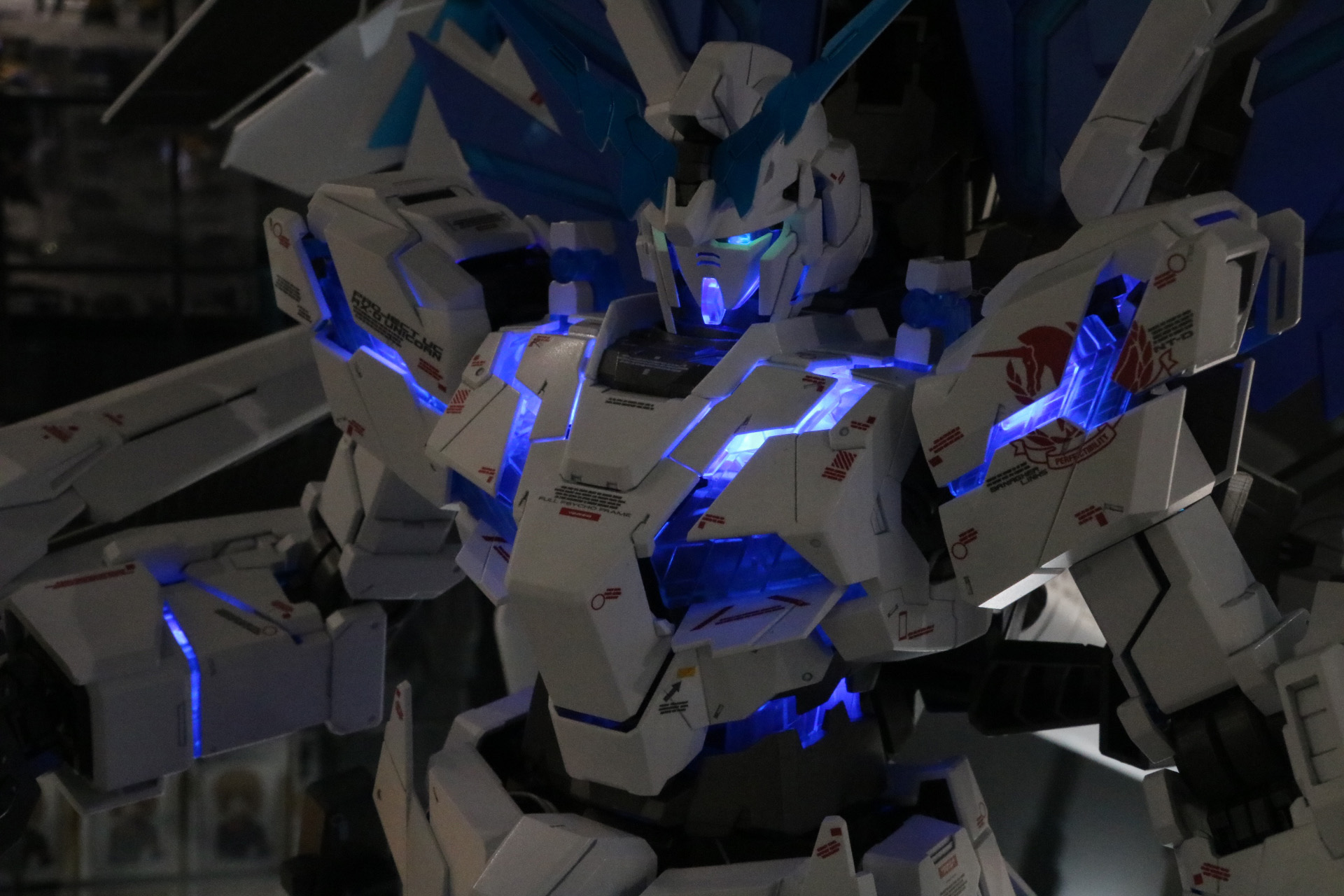 サイコフレーム部分が鮮やかに発光