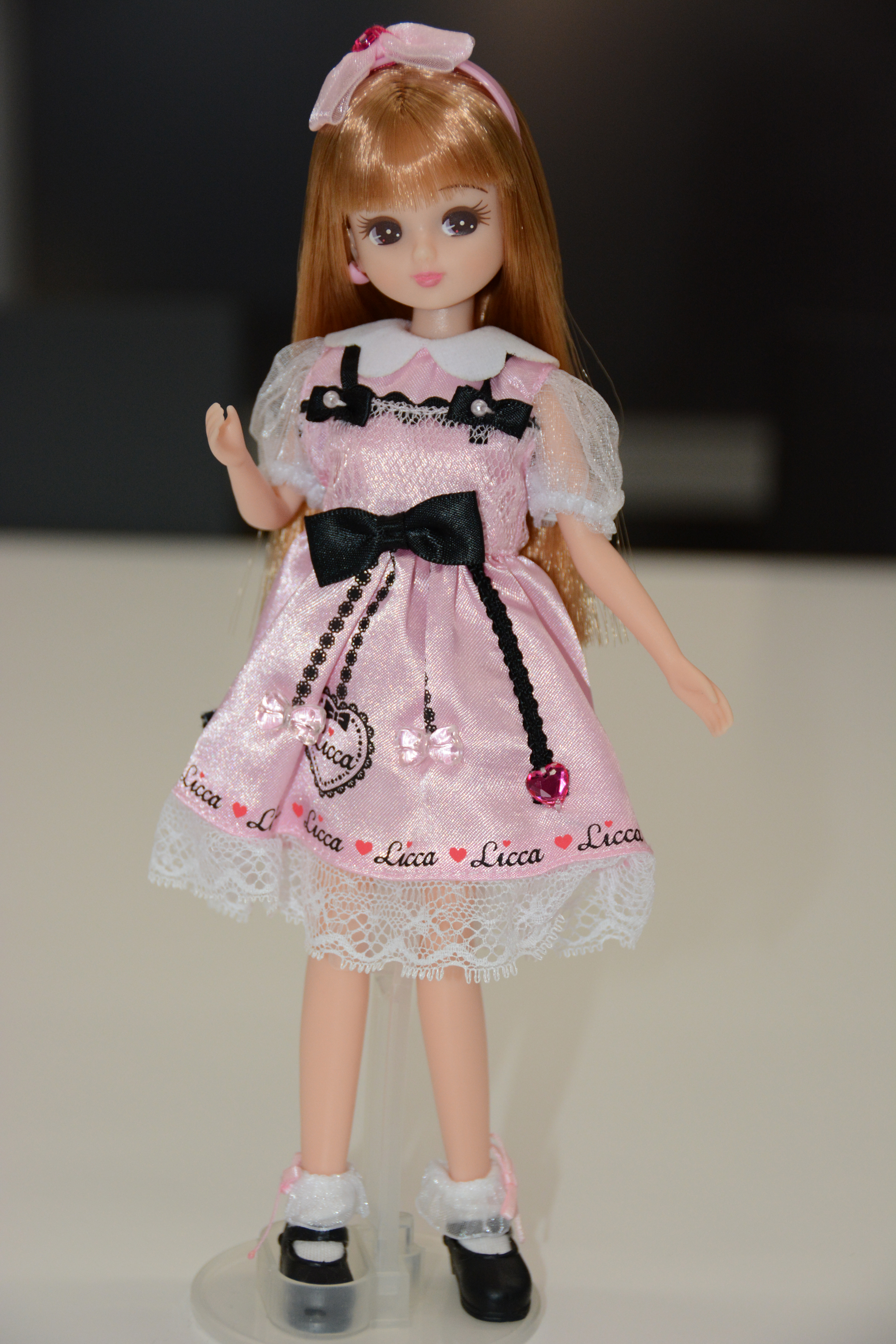 「だいすきリカちゃんギフトセット」のピンクのワンピース。ピンクのワンピースを基本として、大きなリボン、クリスタルの飾り、Liccaの名前が描かれたスカートなど、まさにリカちゃんならではの服と言える