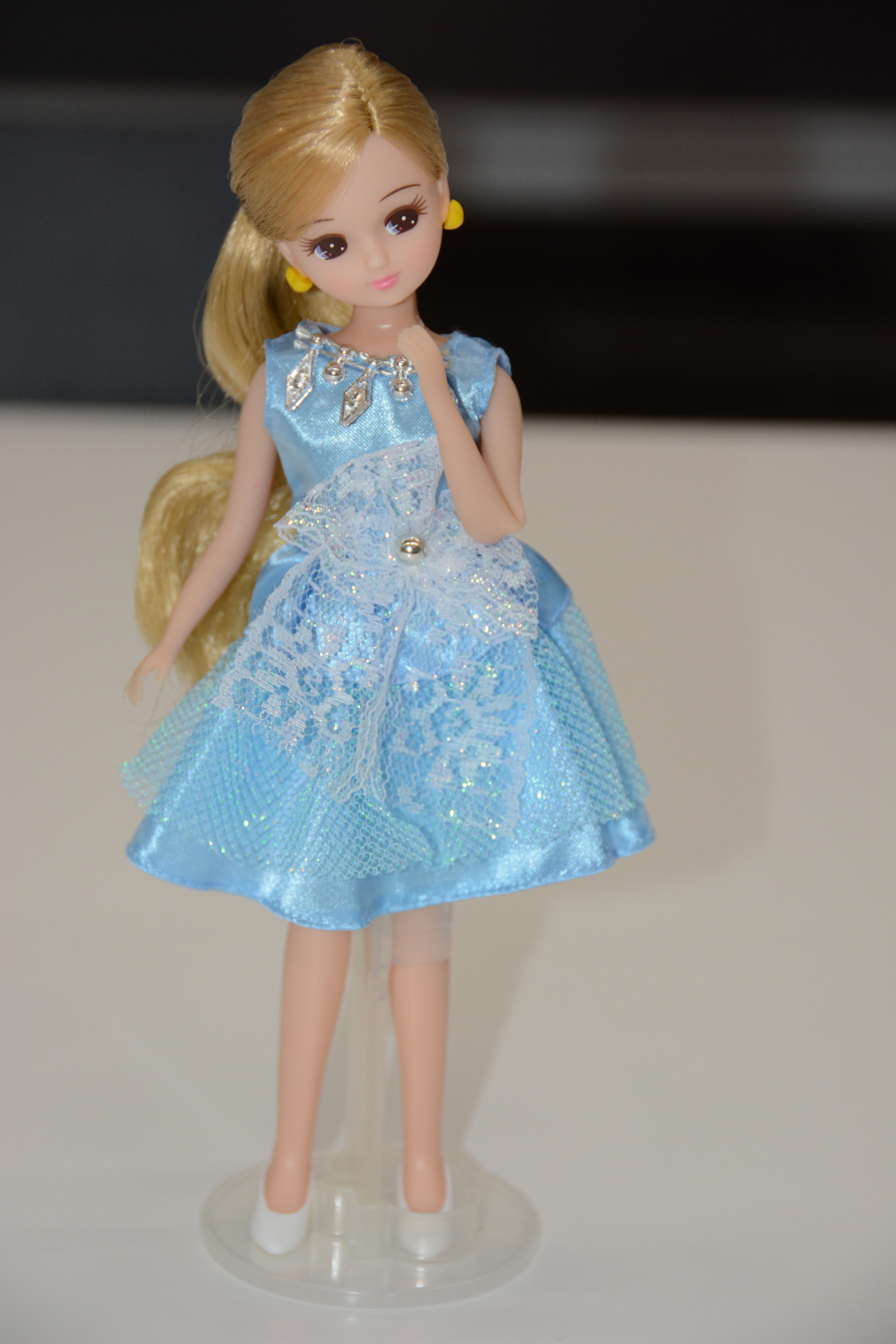 「リカちゃんLW-02シャイニースカイ」。価格は1,320円（税込）。冬にぴったりな青い衣装。大きな銀のアクセサリーやレースなど、大人っぽい雰囲気だ