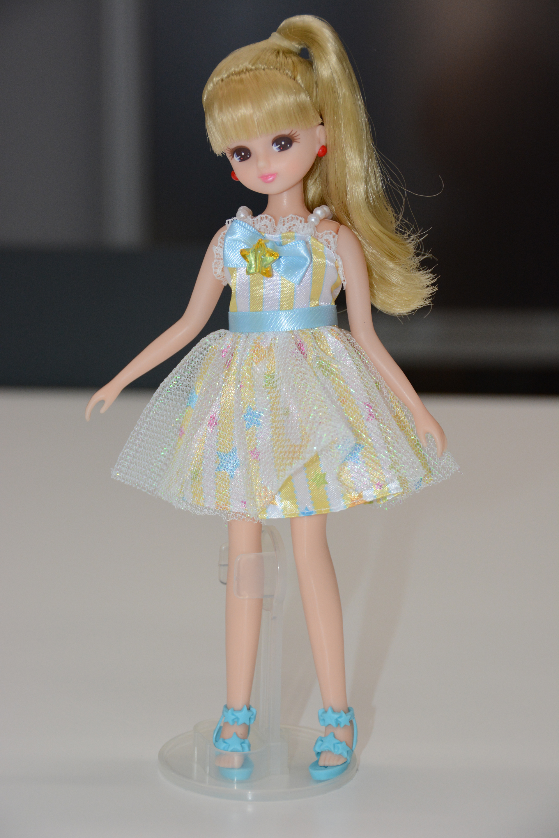 「リカちゃんLW-04カラフルスター」。価格は1,320円（税込）。明るい雰囲気のポップな衣装だ