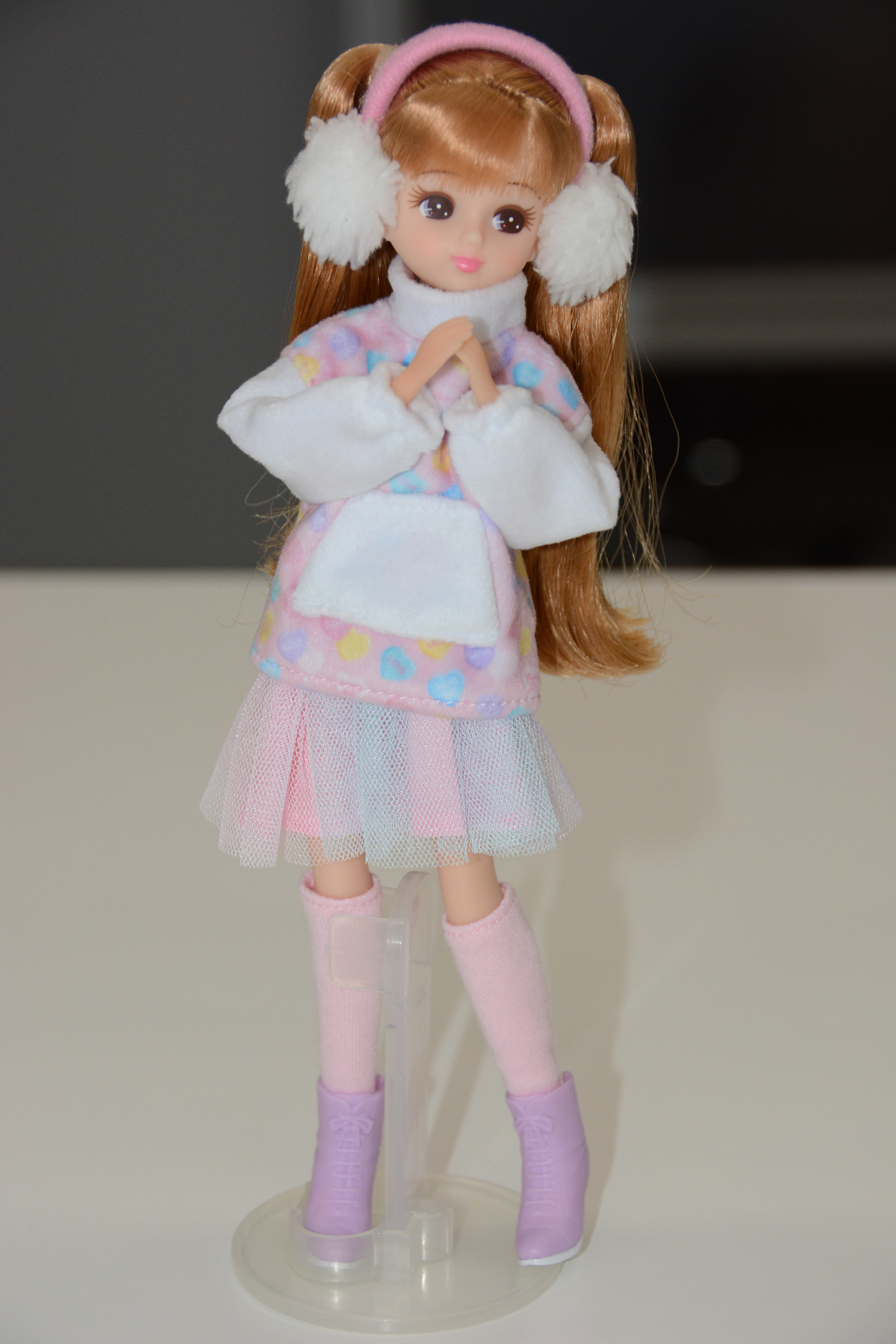 「リカちゃんLW-16もこもこガーリーコーデ」、フリースのように見えるモコモコ素材の服がかわいらしい。耳当ての素材も注目ポイント