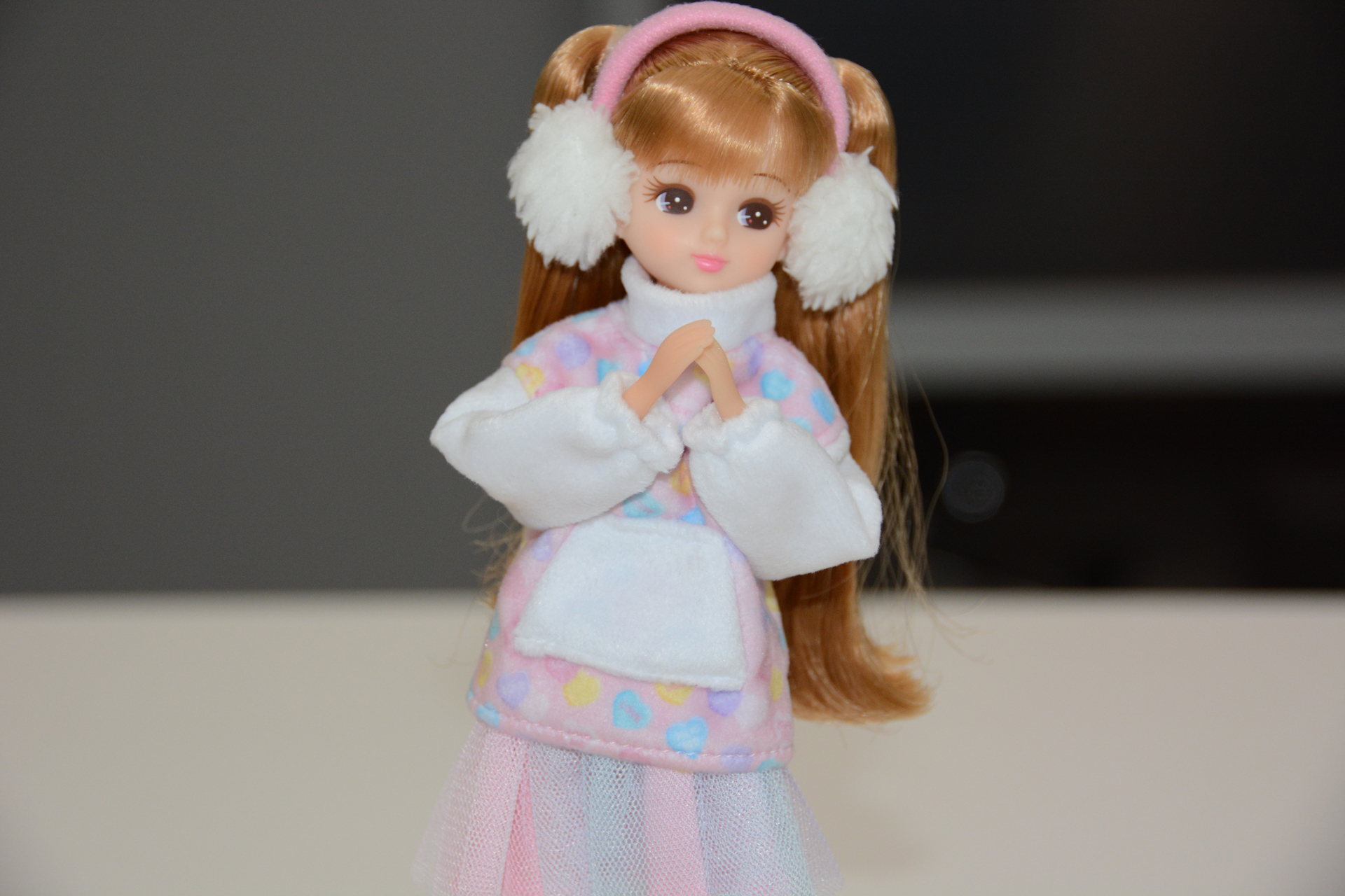 「リカちゃんLW-16もこもこガーリーコーデ」、フリースのように見えるモコモコ素材の服がかわいらしい。耳当ての素材も注目ポイント