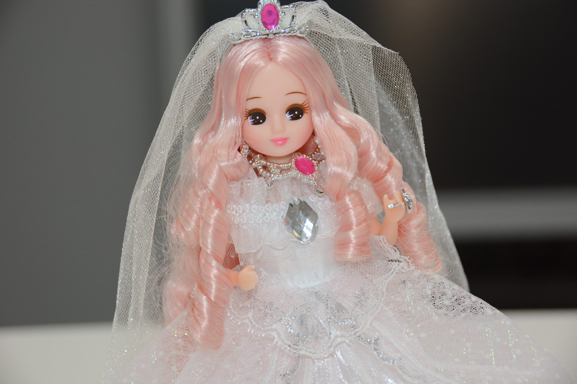 「リカちゃんゆめみるお姫さまロイヤルウエディングリカちゃん」は非常に豪華な衣装。後ろ姿もアピールポイントだという