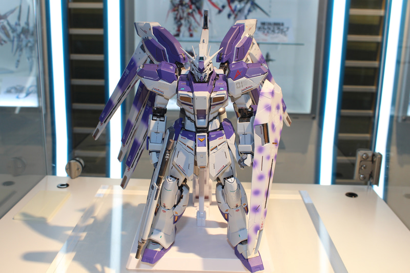 vガンダムの進化形の機体でありながら、カラーリングや武装の違いなどから、別の機体にも見える