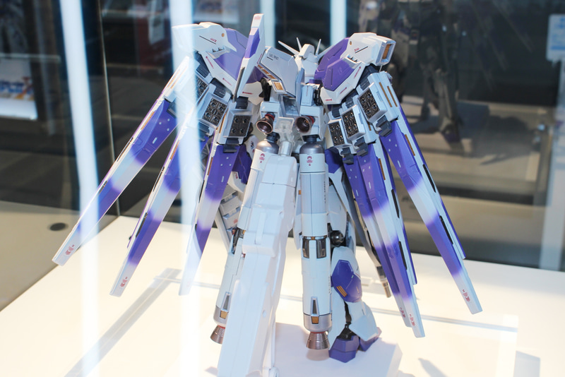 バックビュー。畳まれてつり下げられたフィン・ファンネルやプロペラントタンクが目立つ