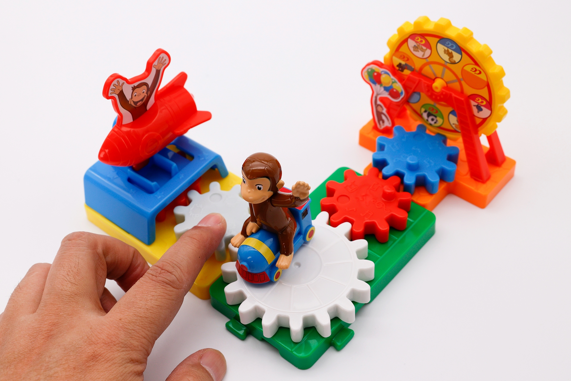 複数のおもちゃを連結すると、歯車も連動して動くようになる