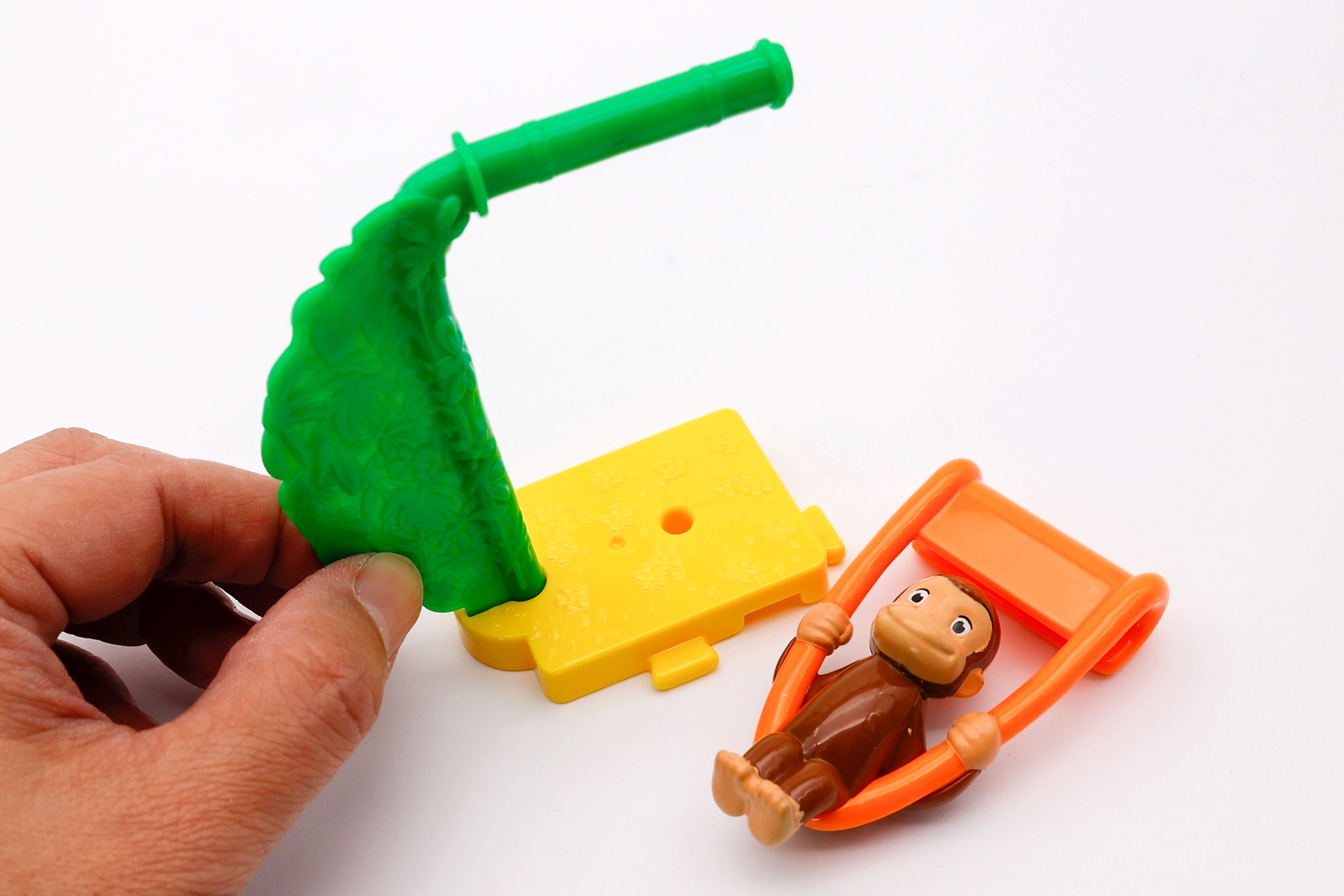 最初取り付ける方向を間違えそうになったが、このように葉っぱがたくさん付いている方を台座部分に取り付けていく