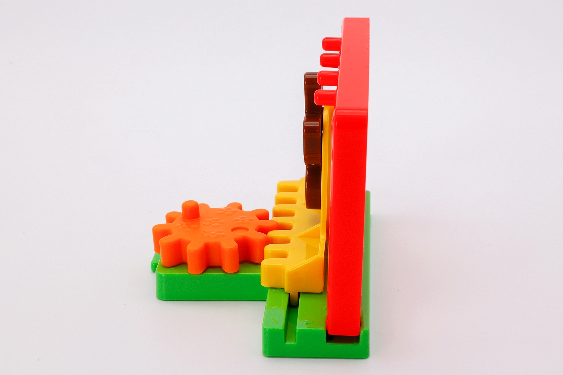 このように、ジョージが描かれた部分には溝があり、歯車で左右に動かす仕組みになっている