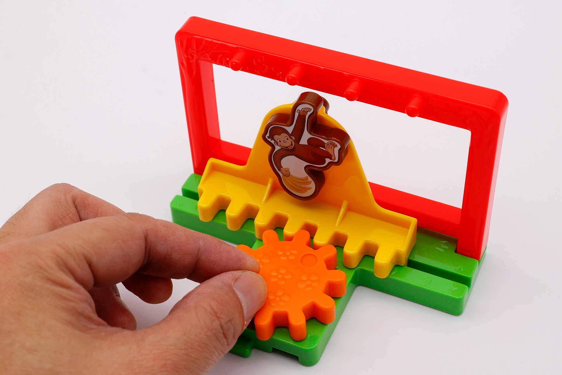 ジョージがどちらかの端に移動したら、歯車を回す向きを逆にして動かそう