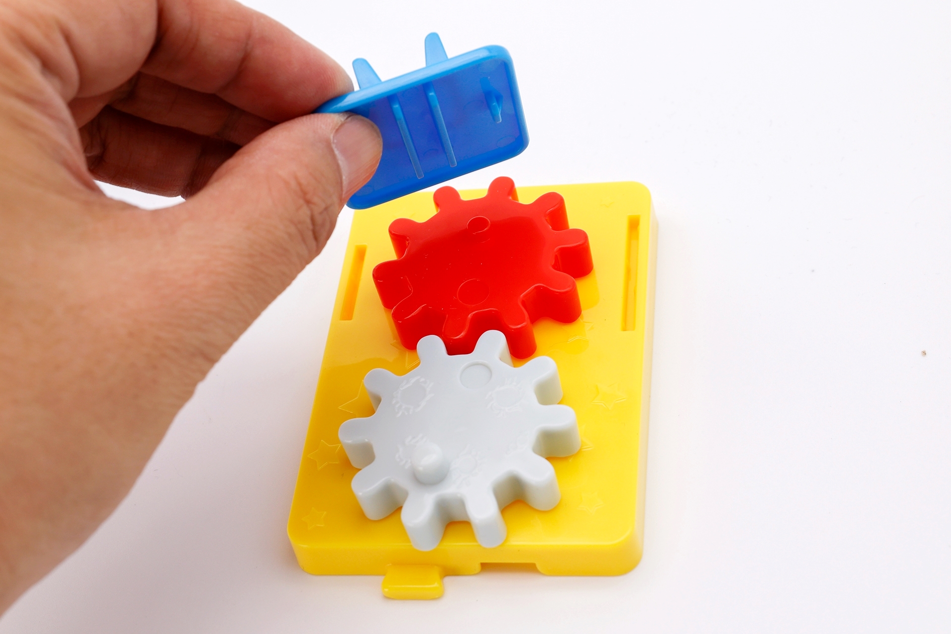 組み立てるときは、あらかじめ赤い歯車の位置も真ん中になるように調整しておこう