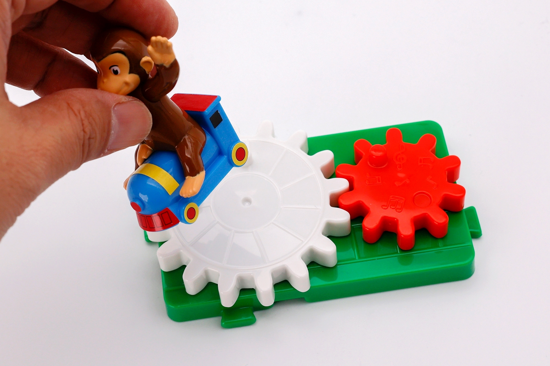 シールを貼ったら、白い歯車にジョージの汽車を取り付ける